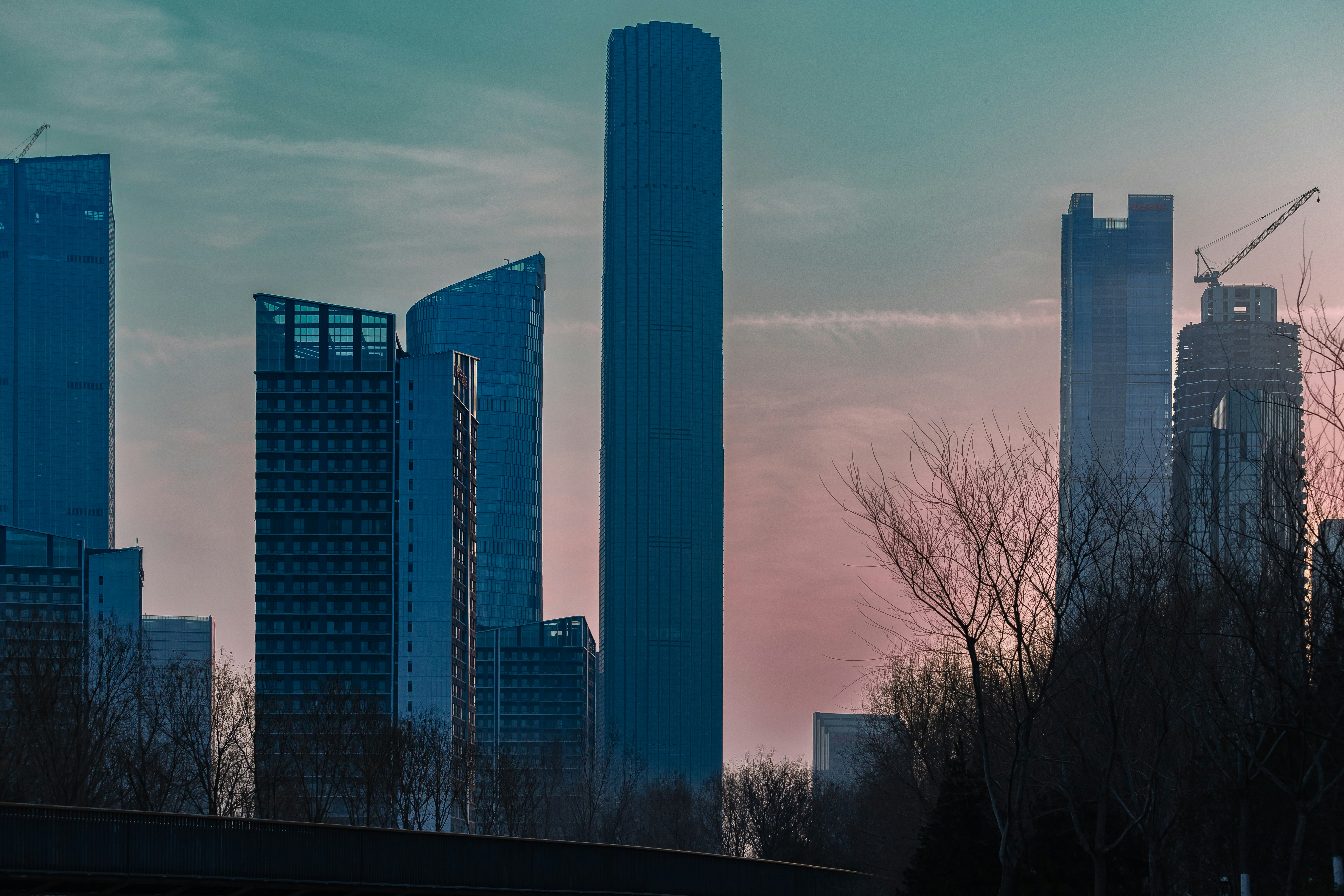 カラフルな黄昏空を背景にした現代の高層ビル