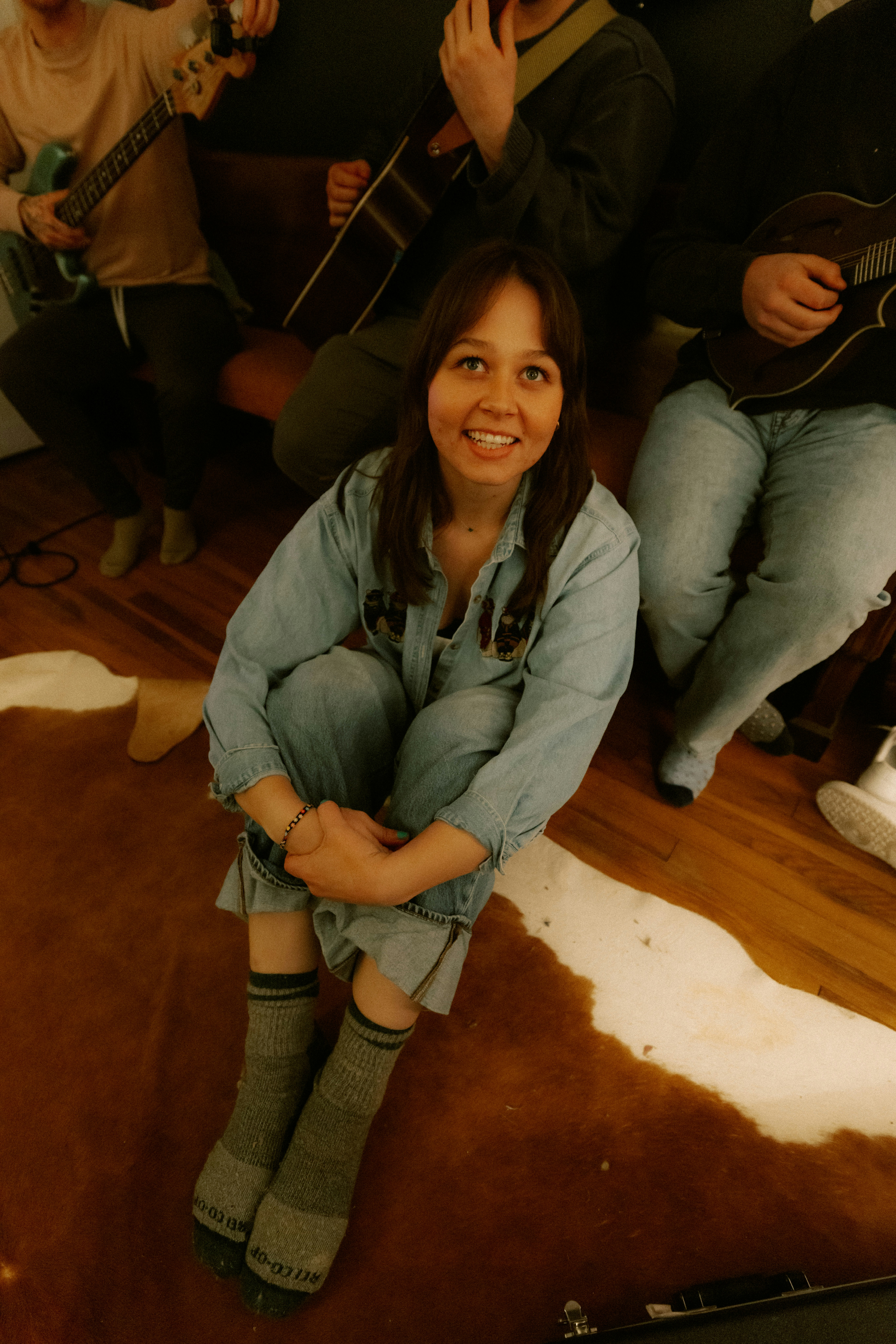 Mujer sentada en el suelo con la banda detrás