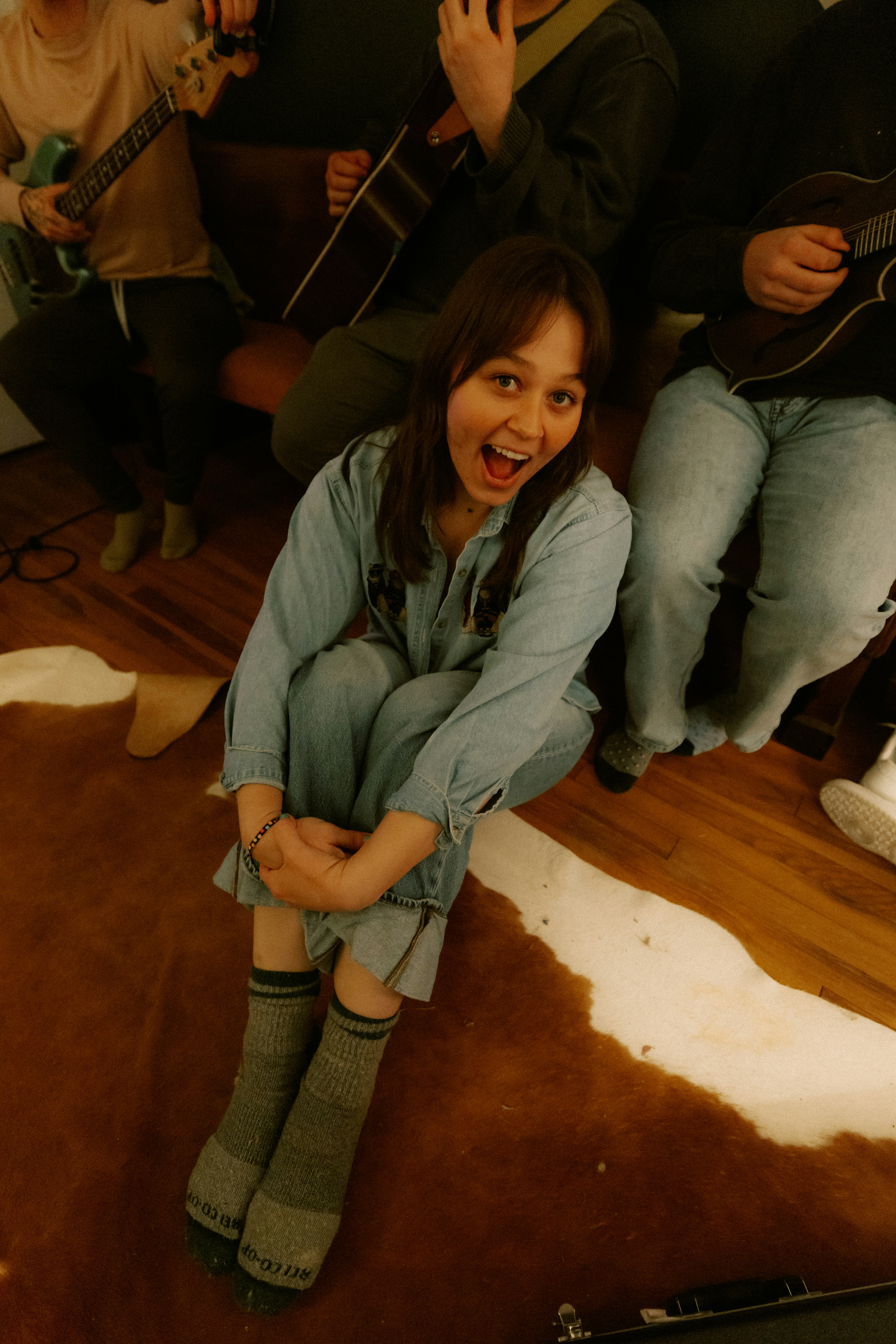 Una joven sonríe mientras está sentada con una banda