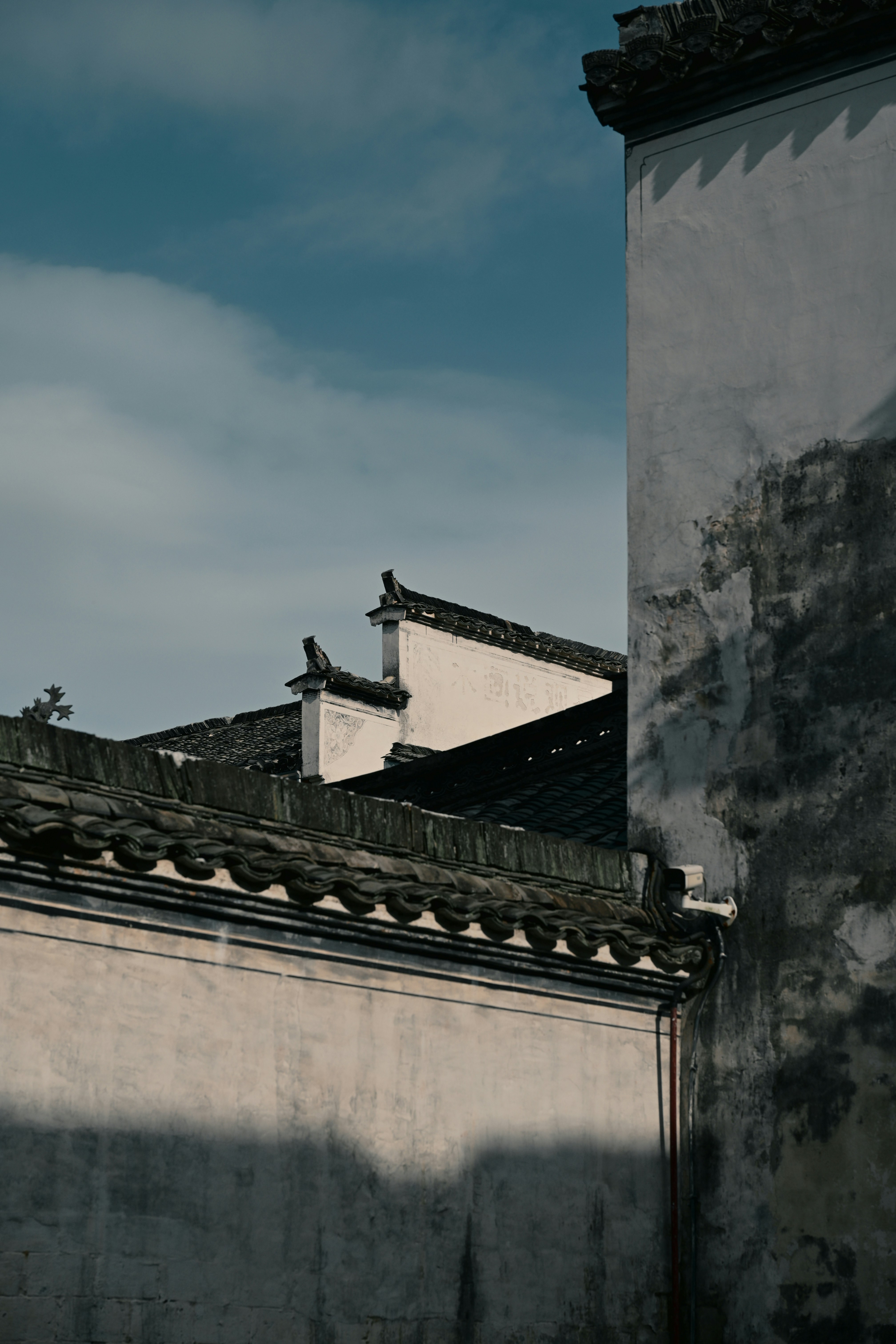 Arquitectura tradicional china con tejados de tejas frente al cielo