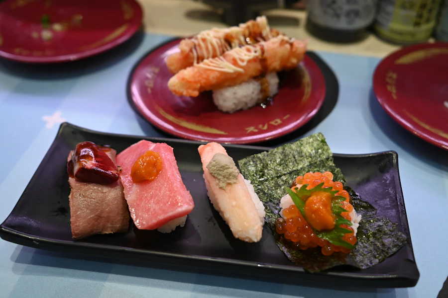 Sashimi auf dunklem Teller