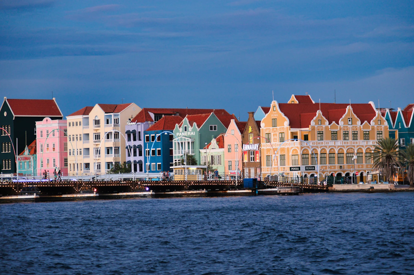 Die farbenfrohen Häuser der Handelskade in Willemstad, Curaçao