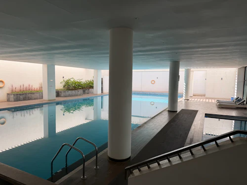 Piscine couverte avec plantes et coin détente