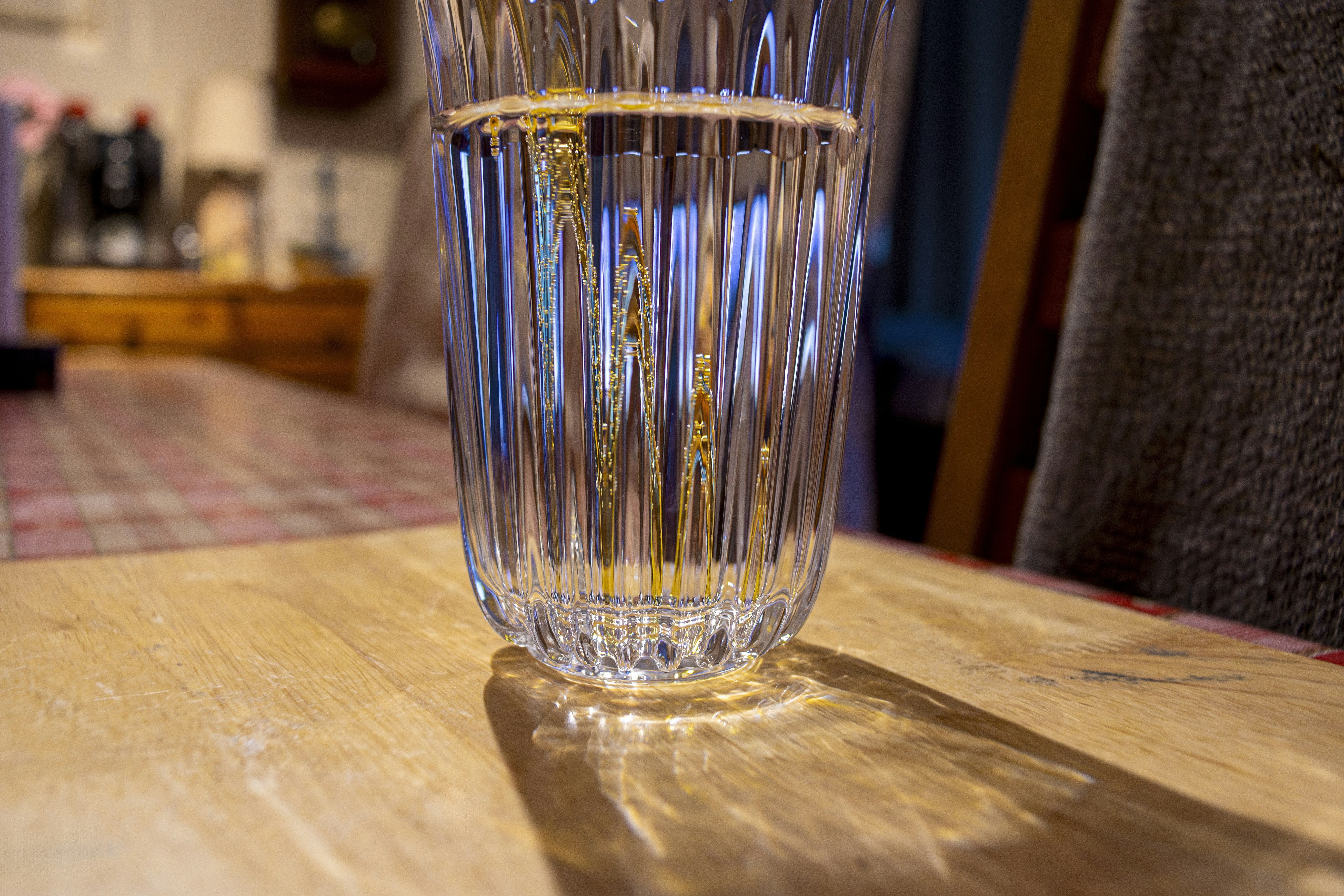Ein Glas Wasser auf einem Holztisch.