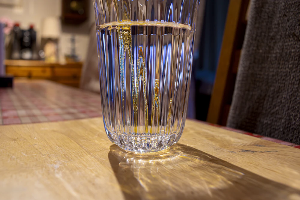 Klares Wasserglas auf einem Holztisch
