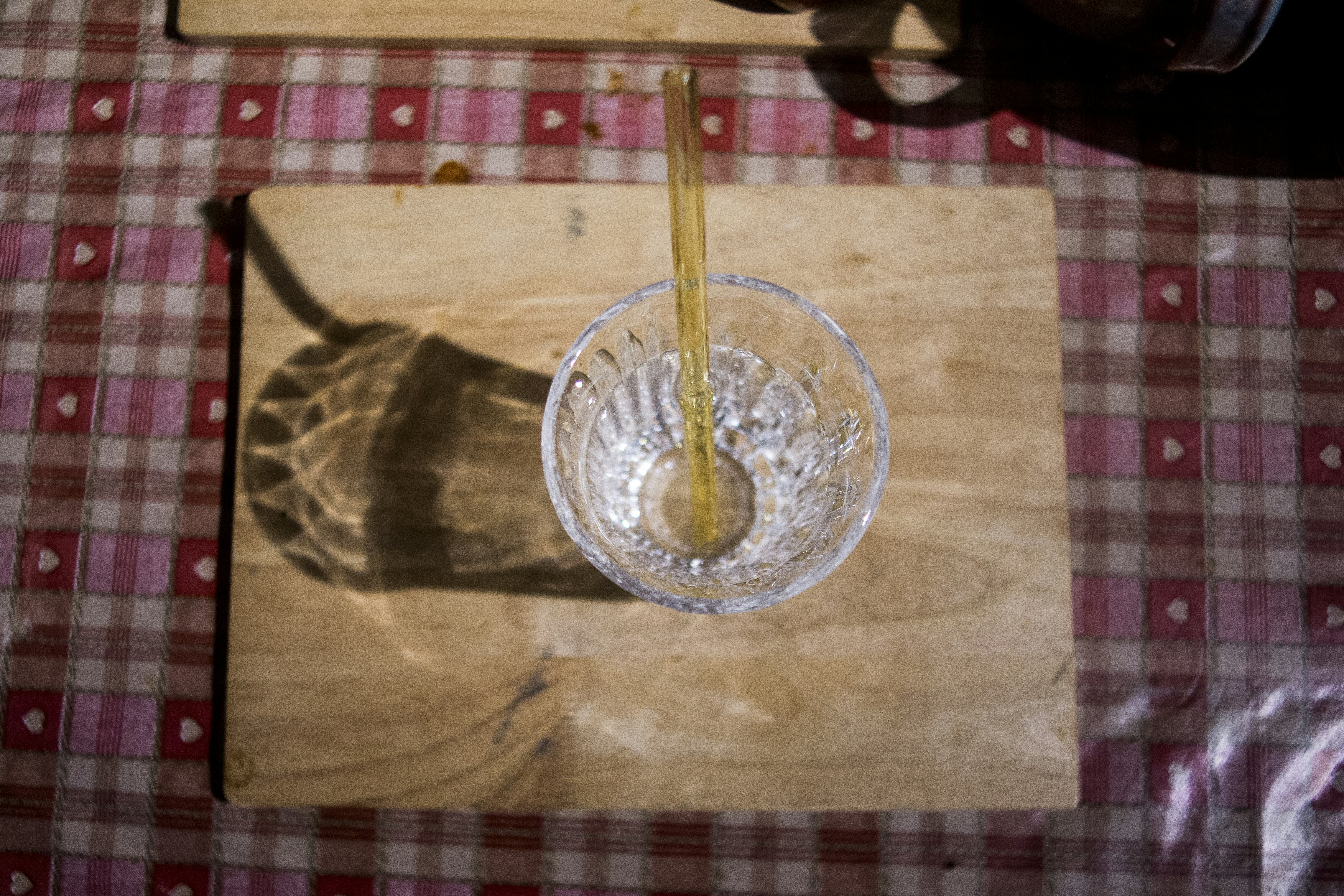 Kristallschale mit Löffel auf Holzbrett
