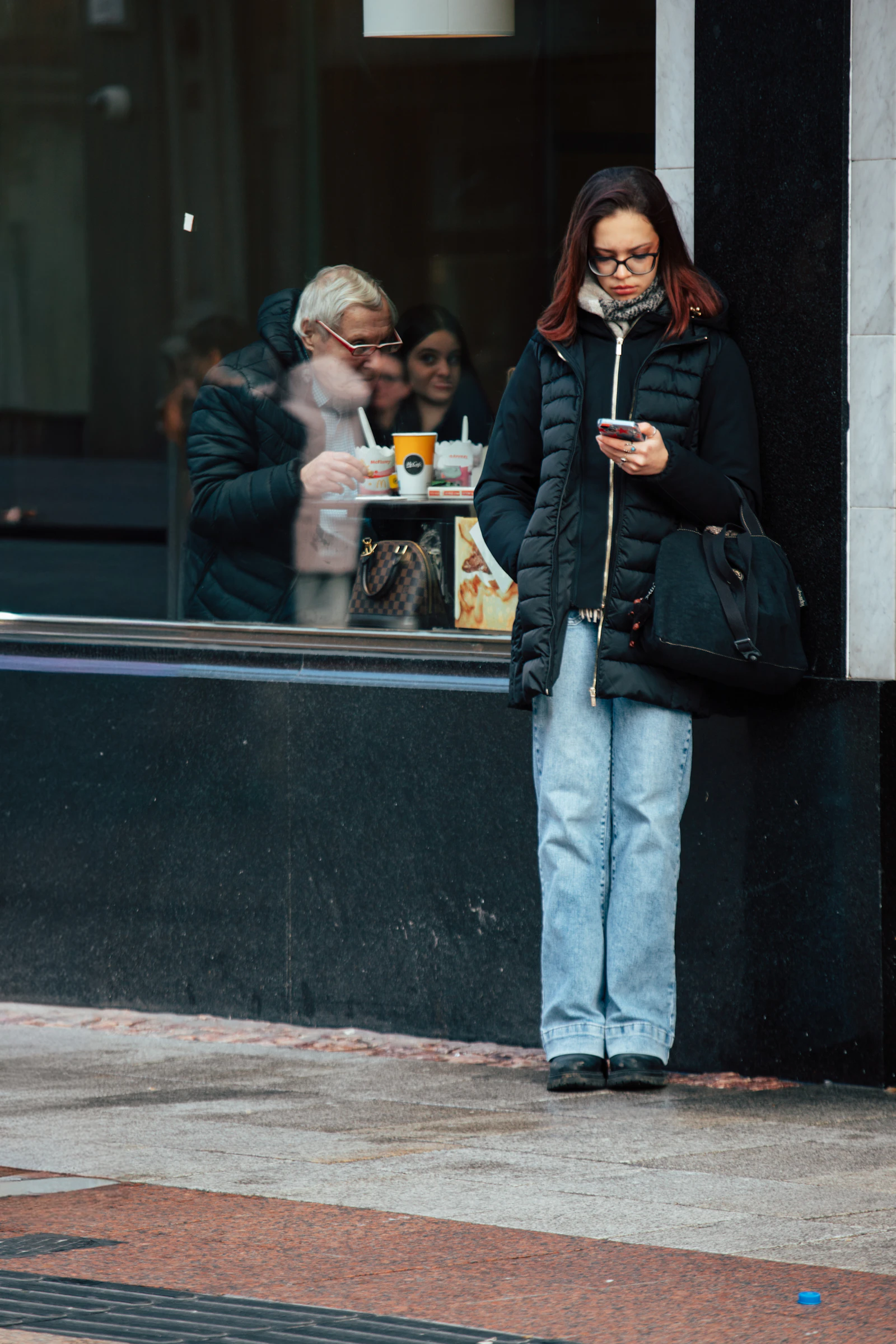 Mujer consultando el móvil en una cafetería