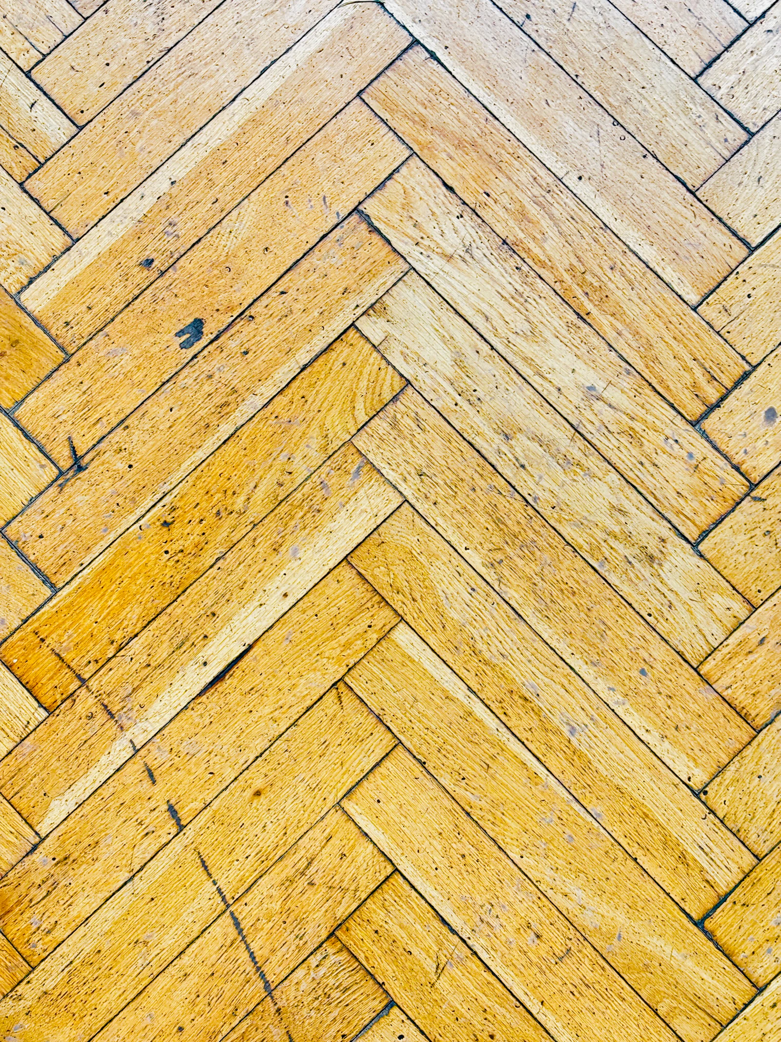 Dettaglio ravvicinato di parquet a spina di pesce