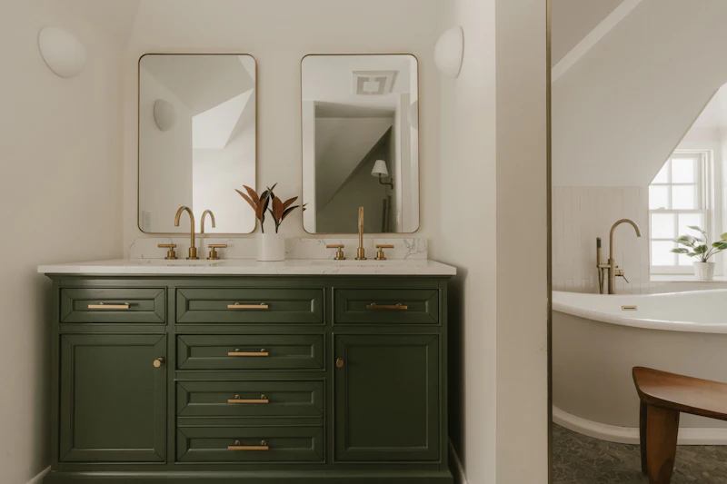 Mueble verde con doble lavamanos
