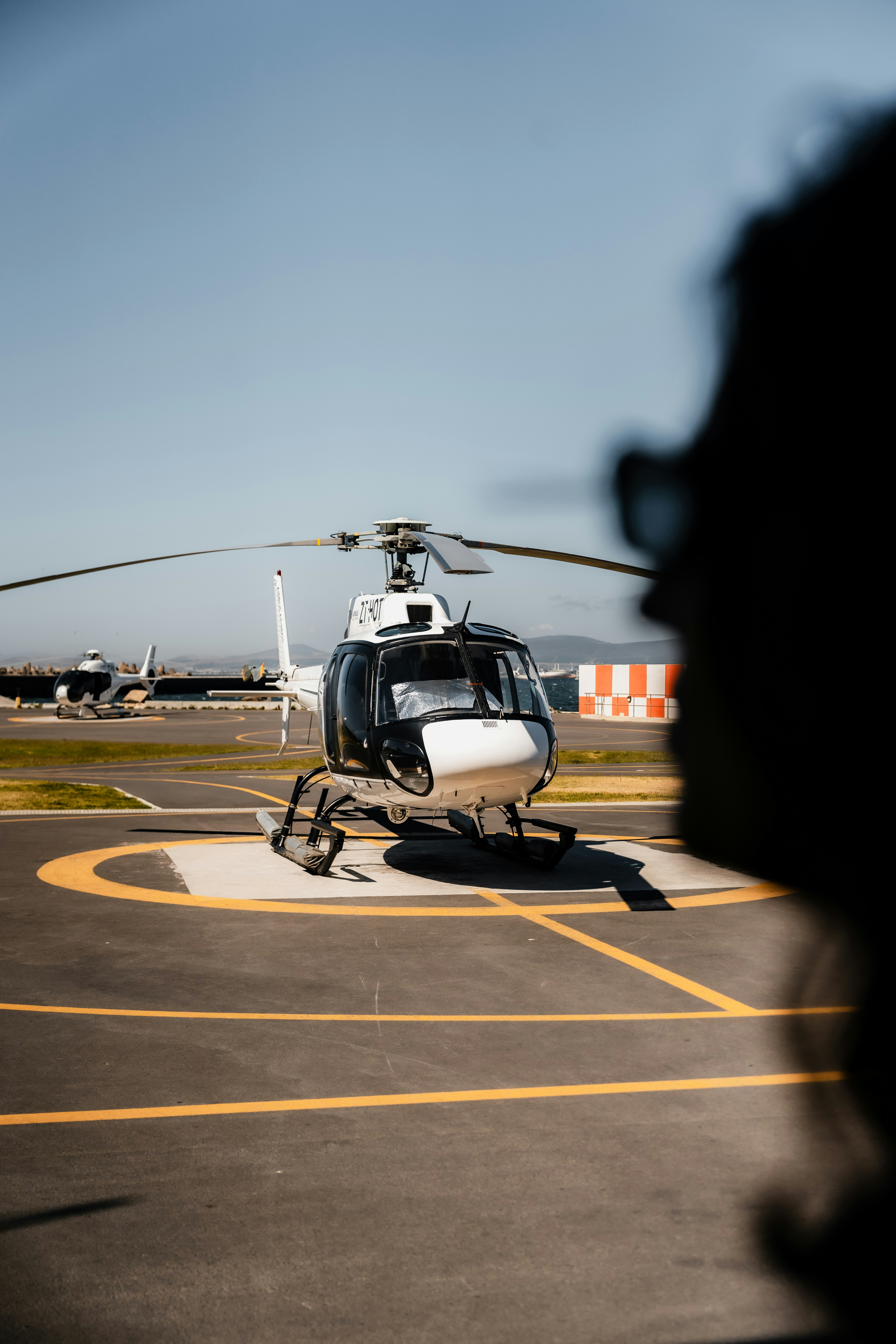 Un helicóptero blanco está sentado en un helipuerto.