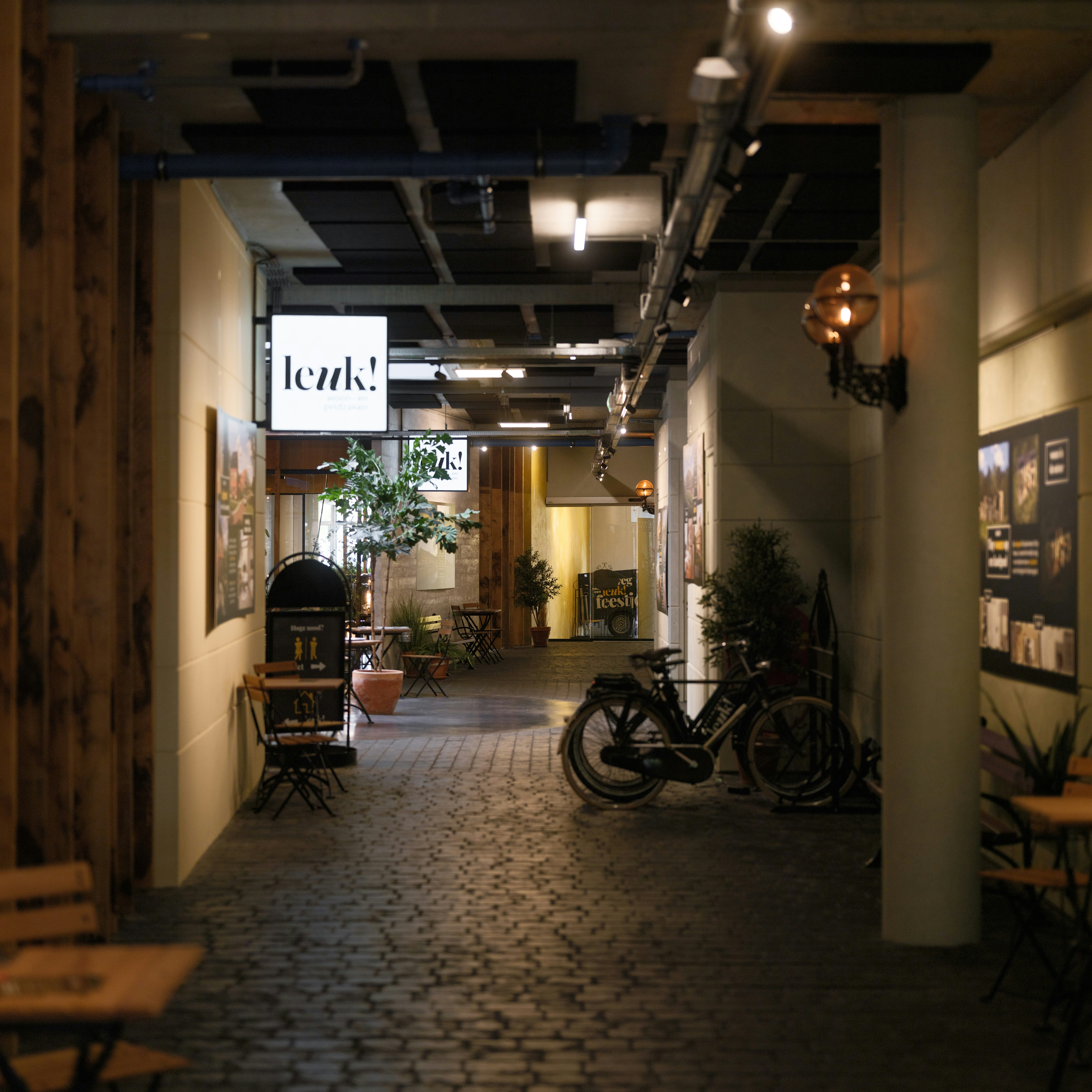 Pasillo interior con bicicletas y plantas