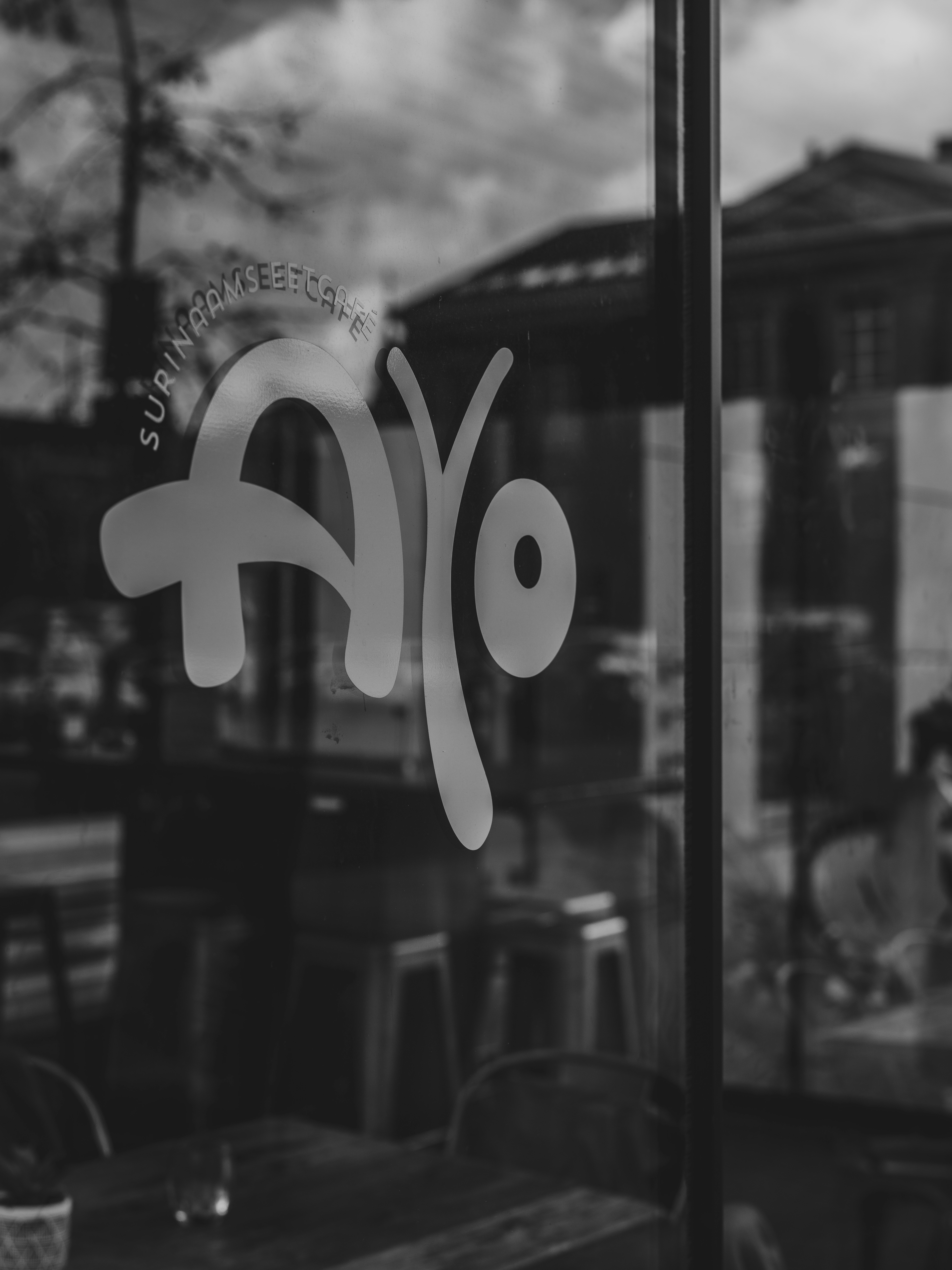 「ayo」のロゴと反射があるカフェの窓