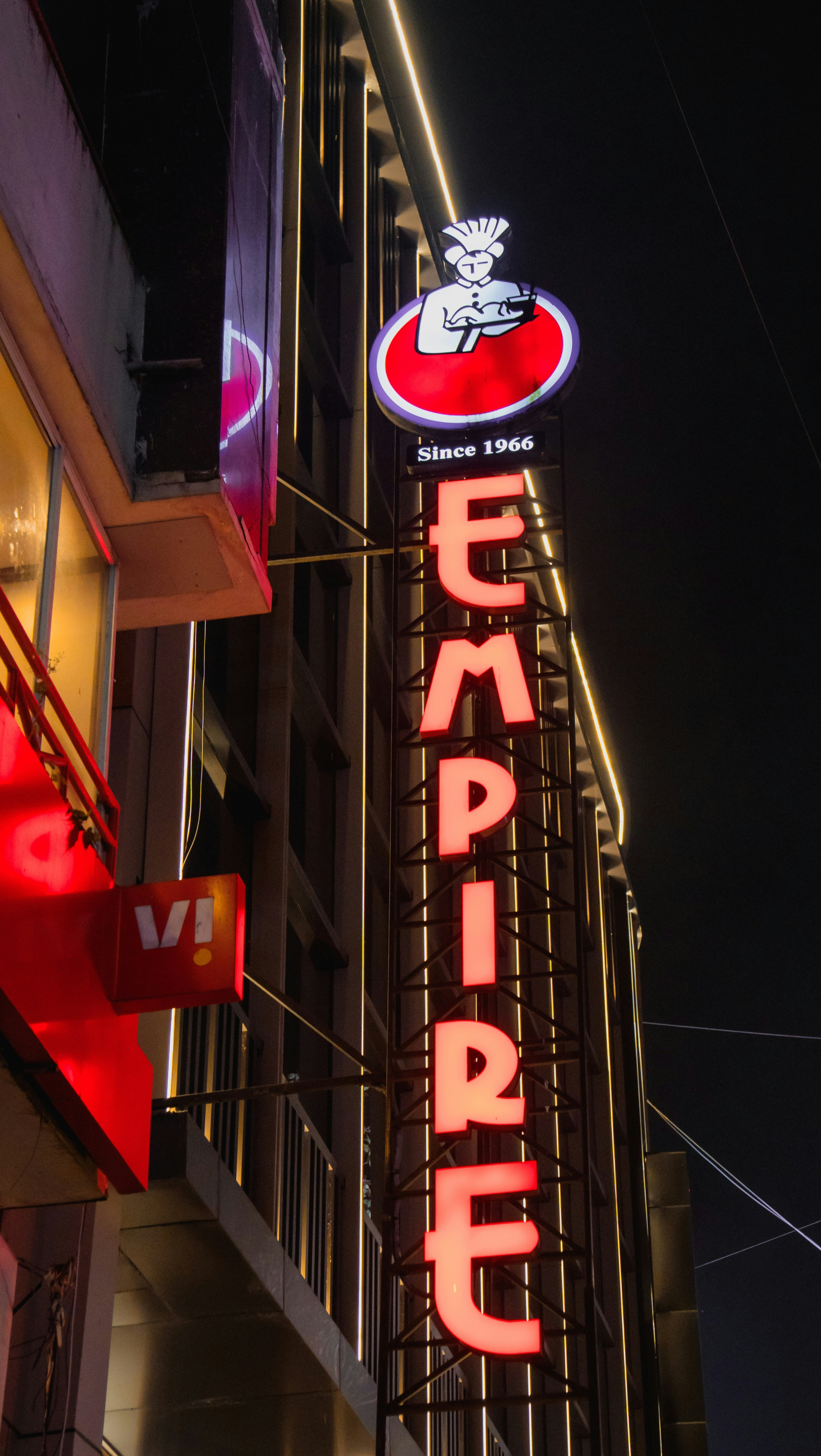 Empire-Restaurant-Schild nachts beleuchtet