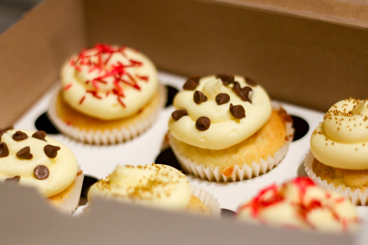 What Is The Best Way To Store Dozens Of Frosted Cupcakes?