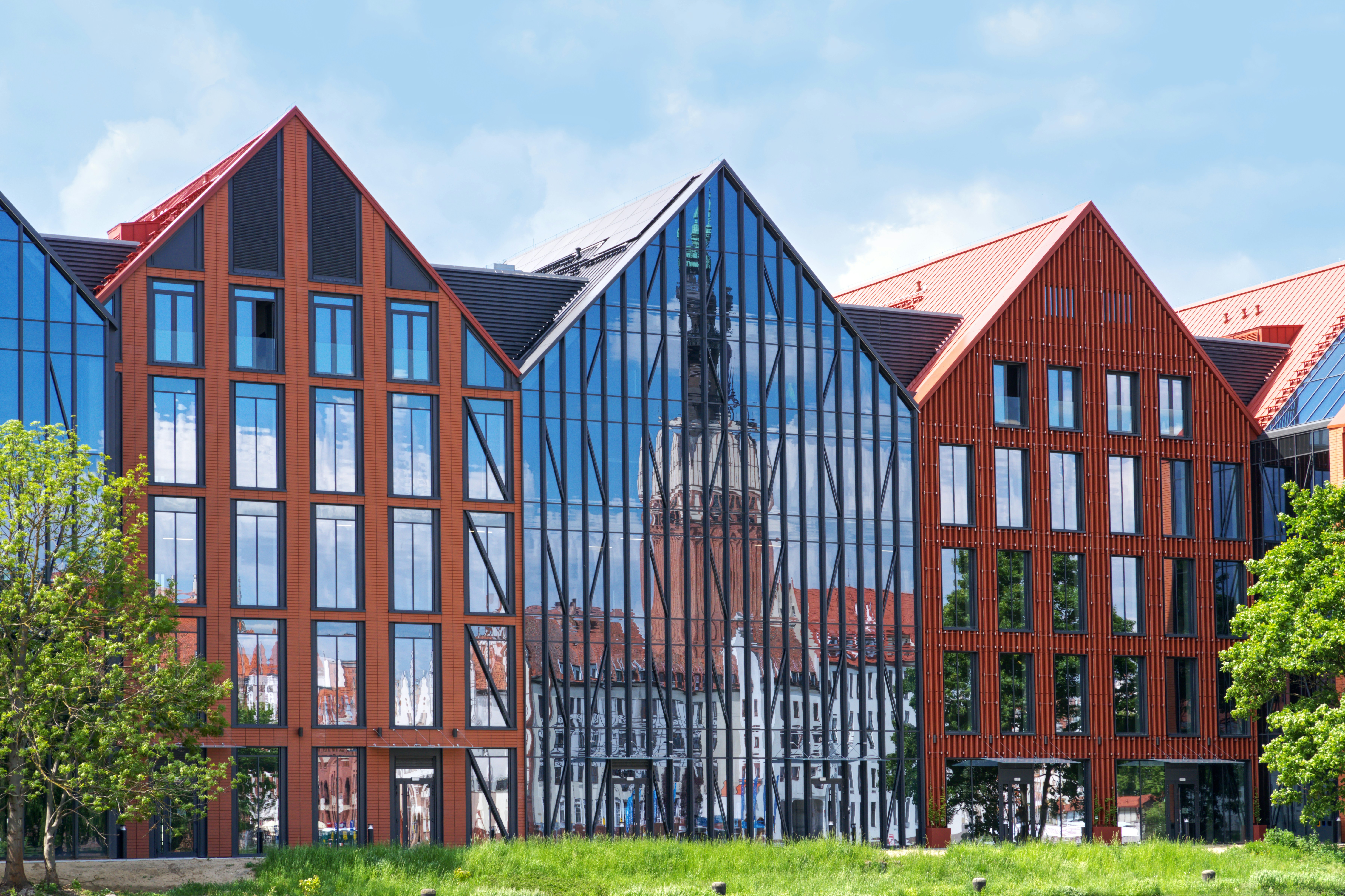 Edifici moderni in mattoni e vetro con tetti a pendenza.
