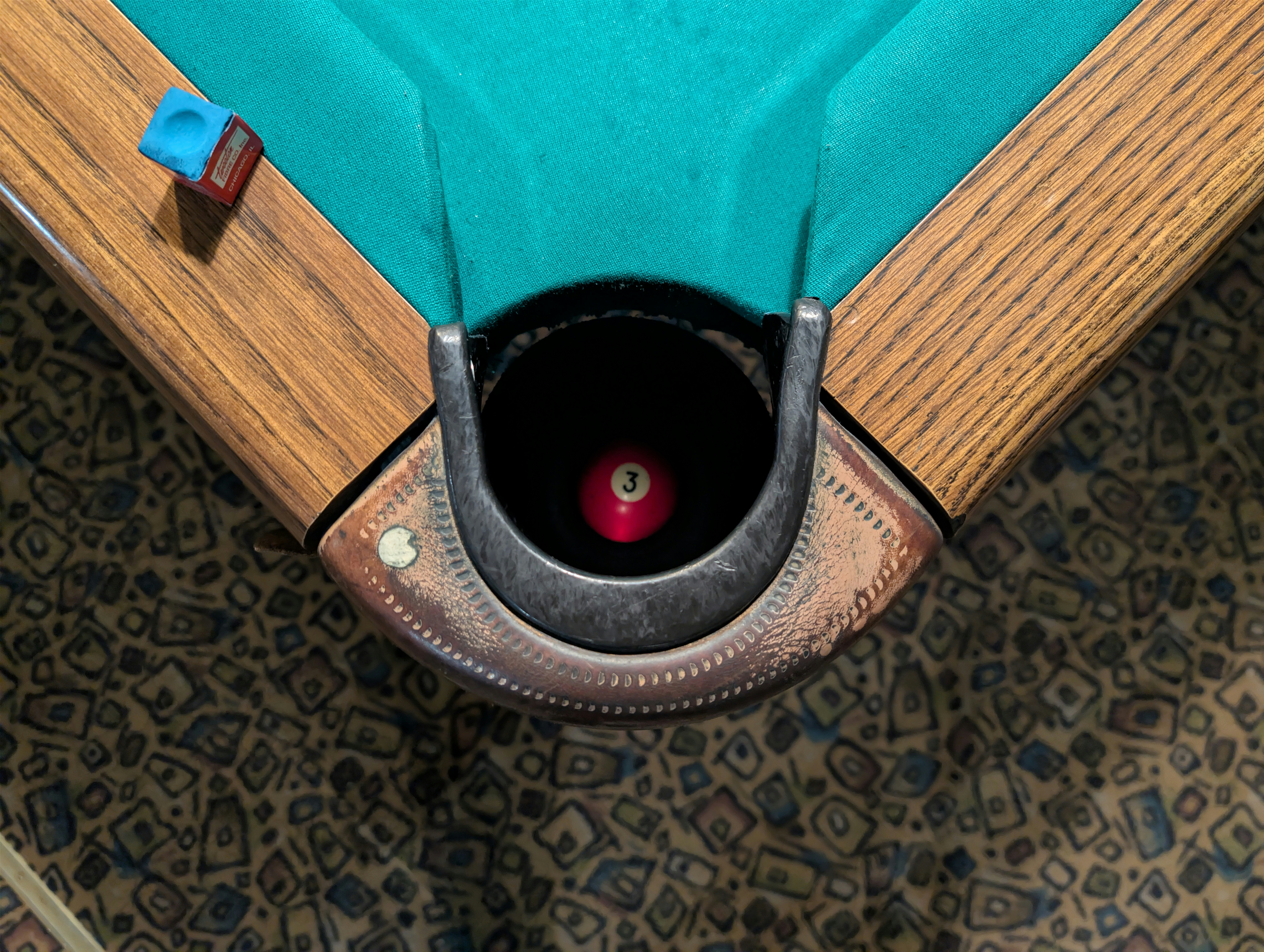 Mesa de ruleta con fichas apiladas y luz cálida de casino