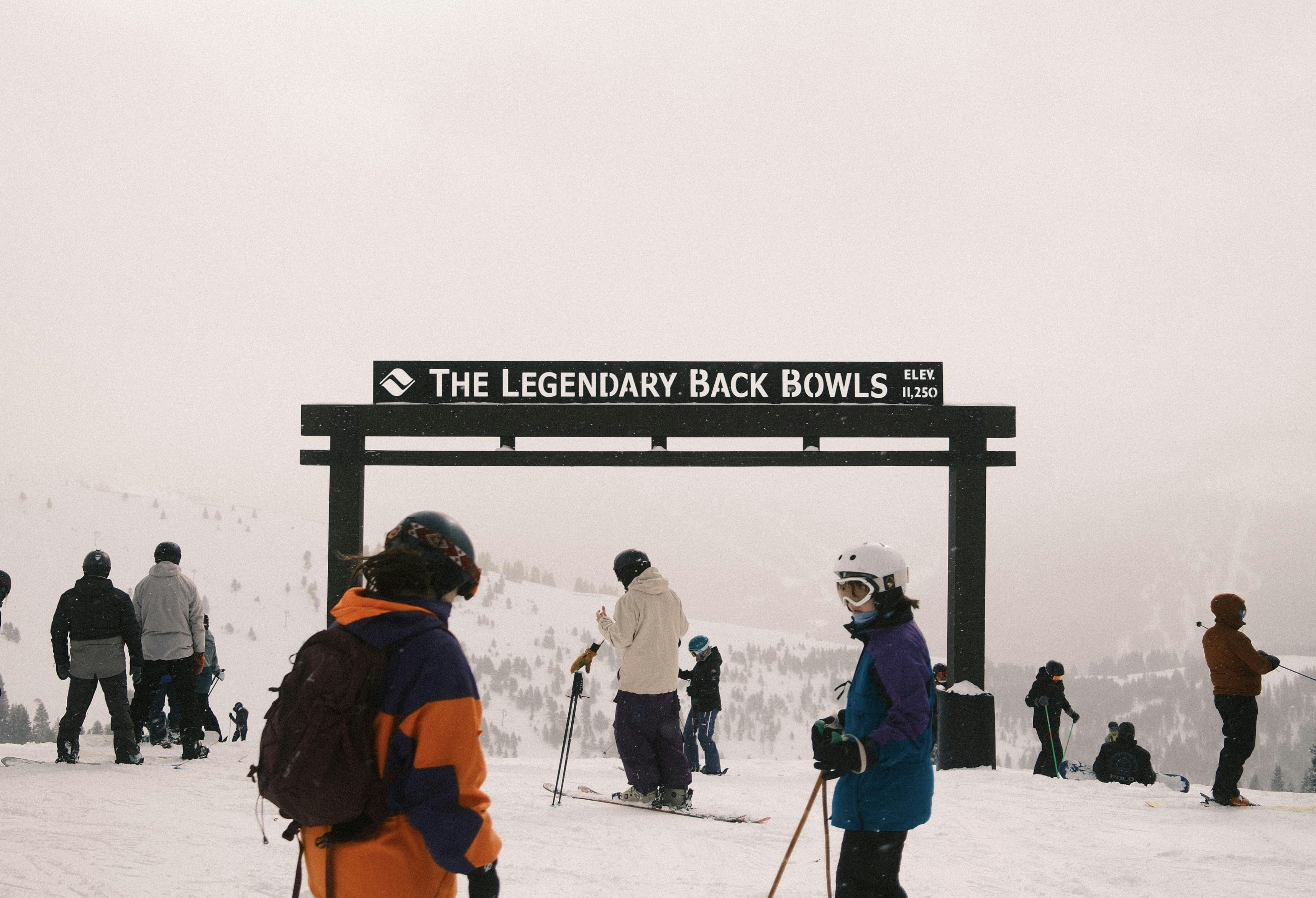 Los esquiadores se reúnen bajo un cartel para los legendarios bowls de back.