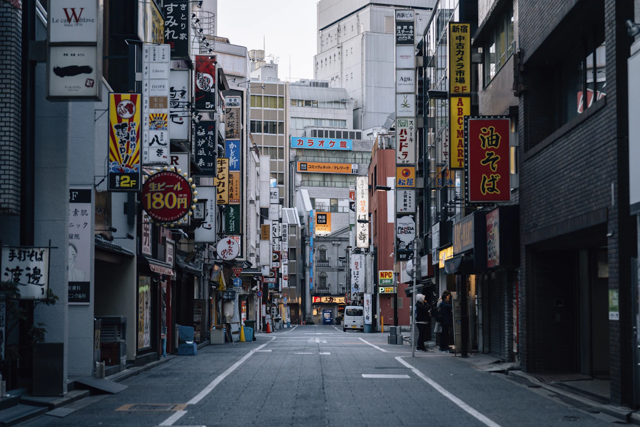 日本の市街地にある建物と通り
