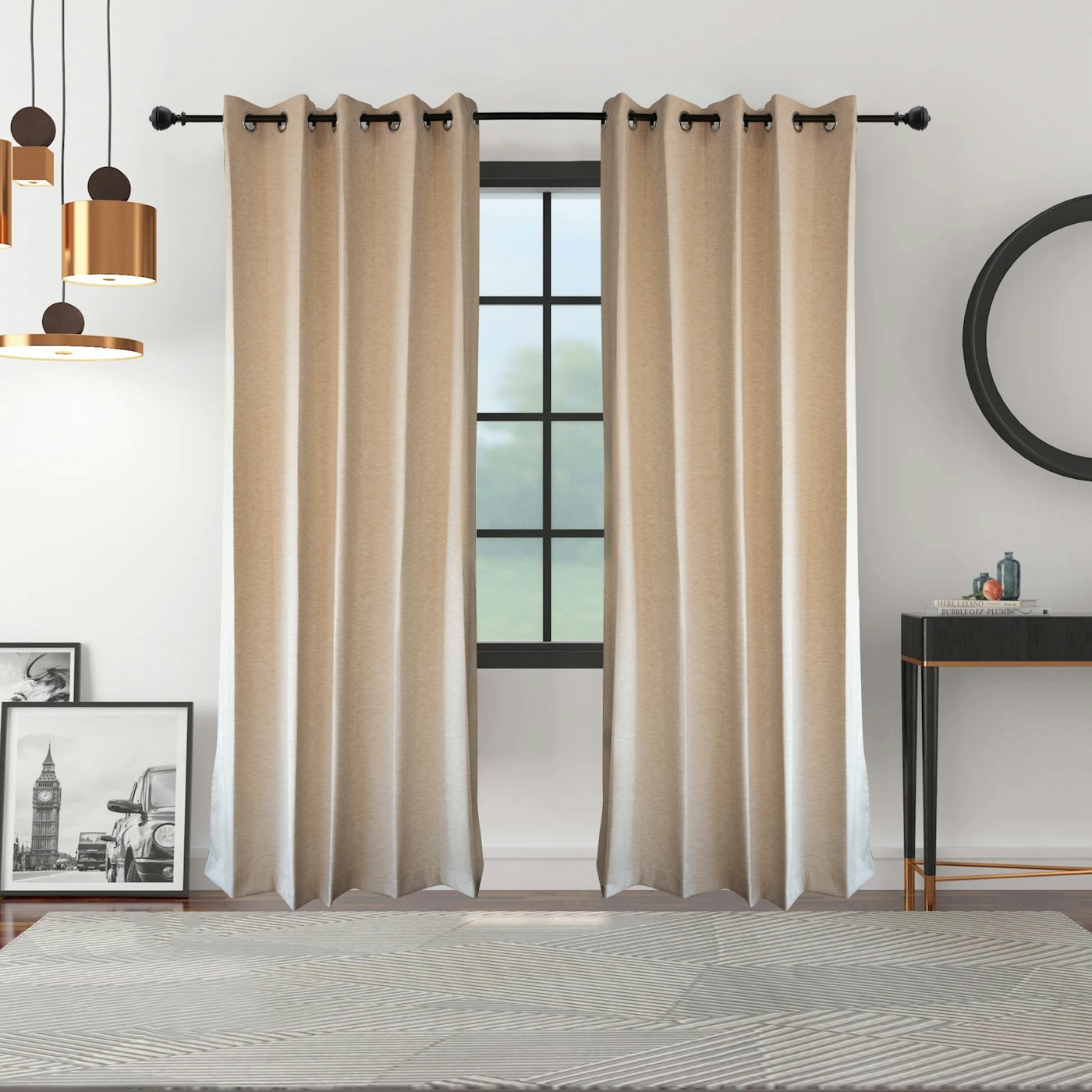 Beige Vorhänge an einem Fenster mit schwarzem Rahmen