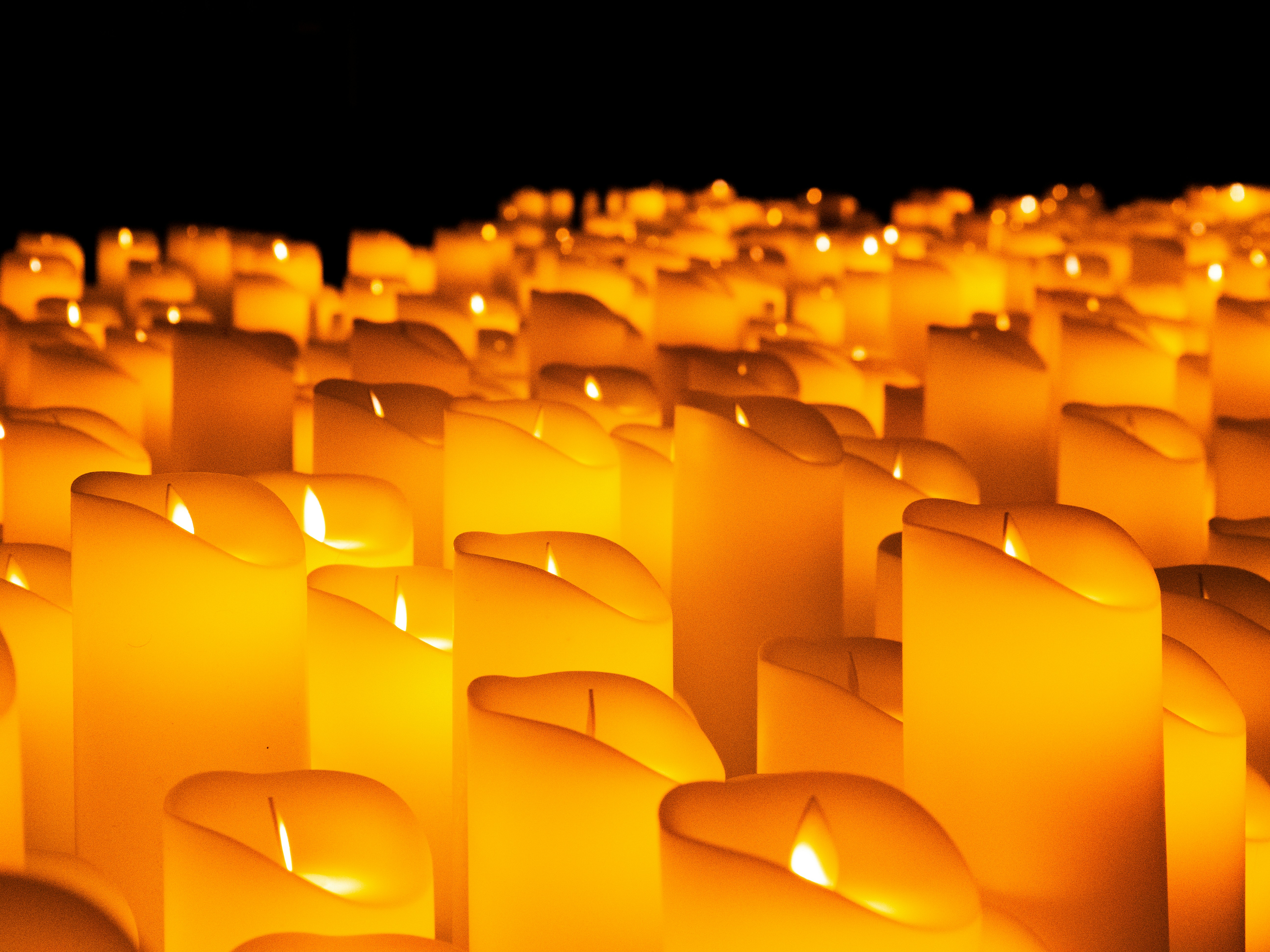 Viele brennende Kerzen leuchteten im Dunkeln