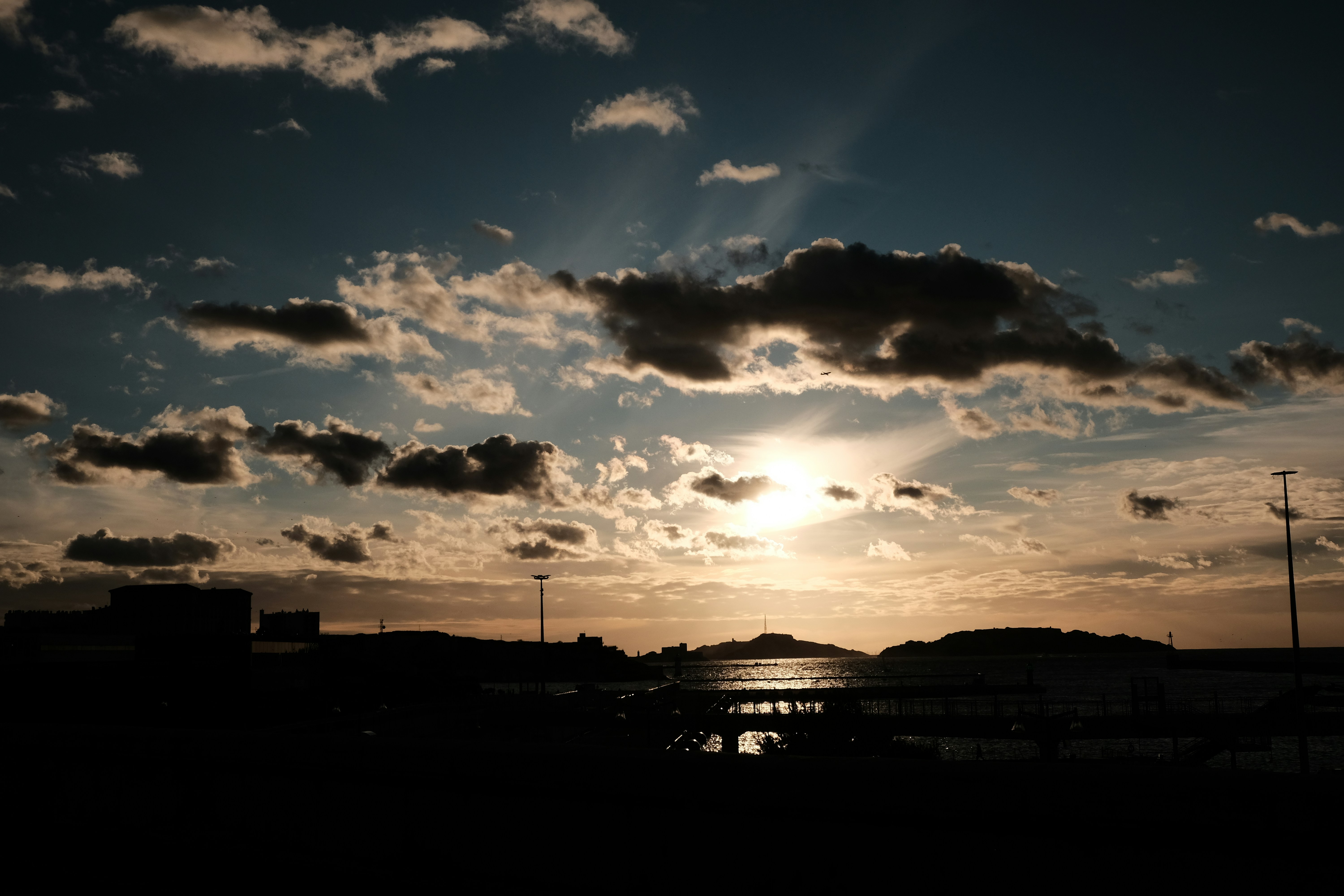 Pôr do sol sobre o oceano com nuvens dramáticas