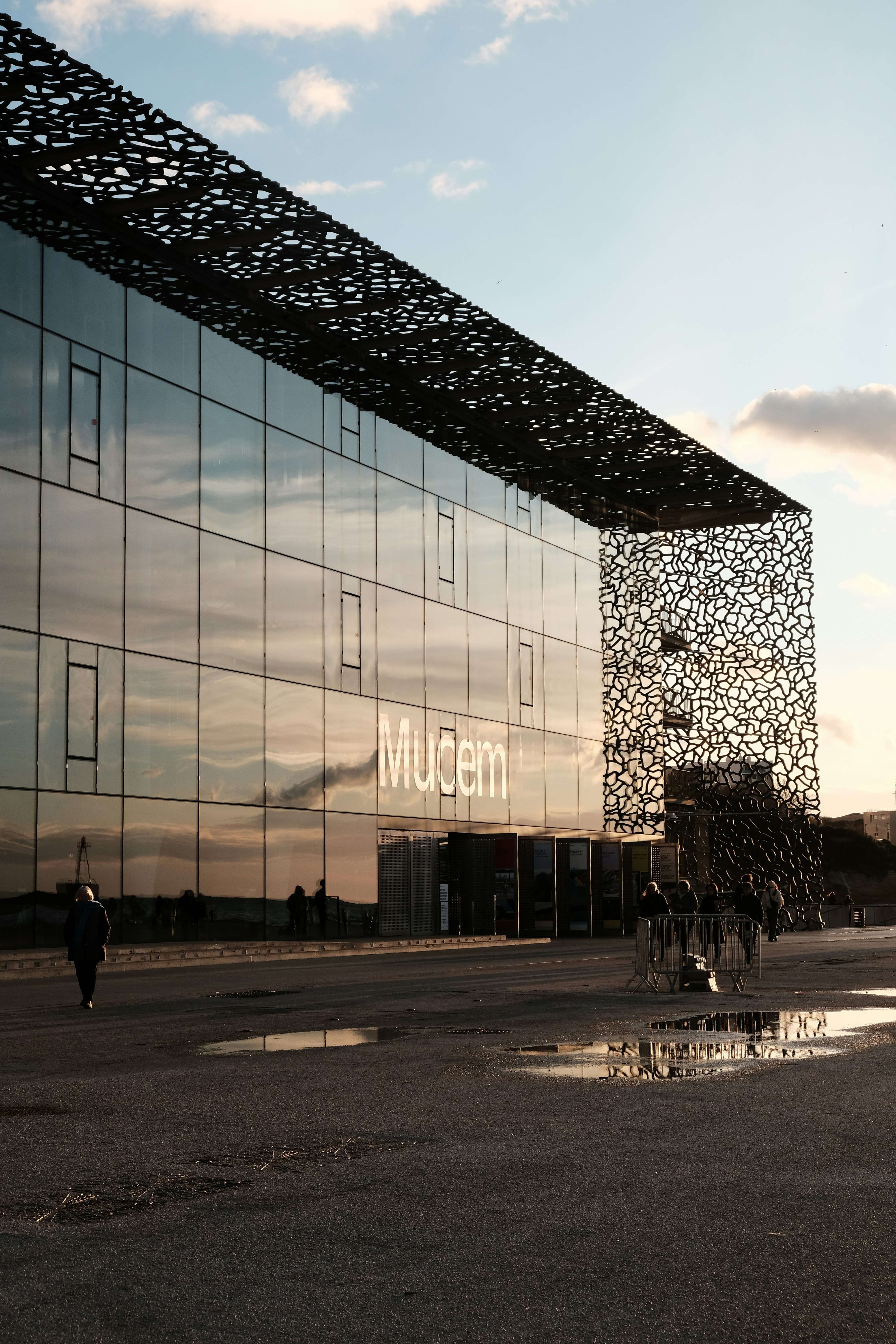 Edifício moderno com fachada de vidro e exterior com padrões