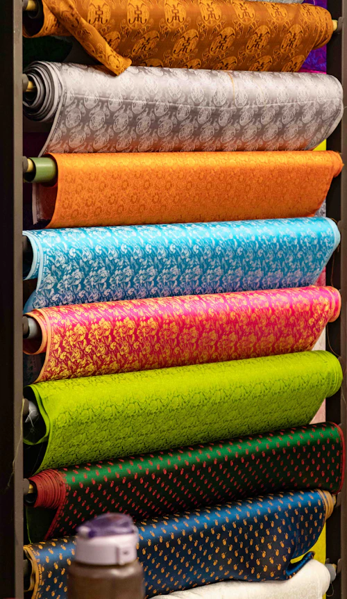 Rollos de tela estampada apilados en una tienda