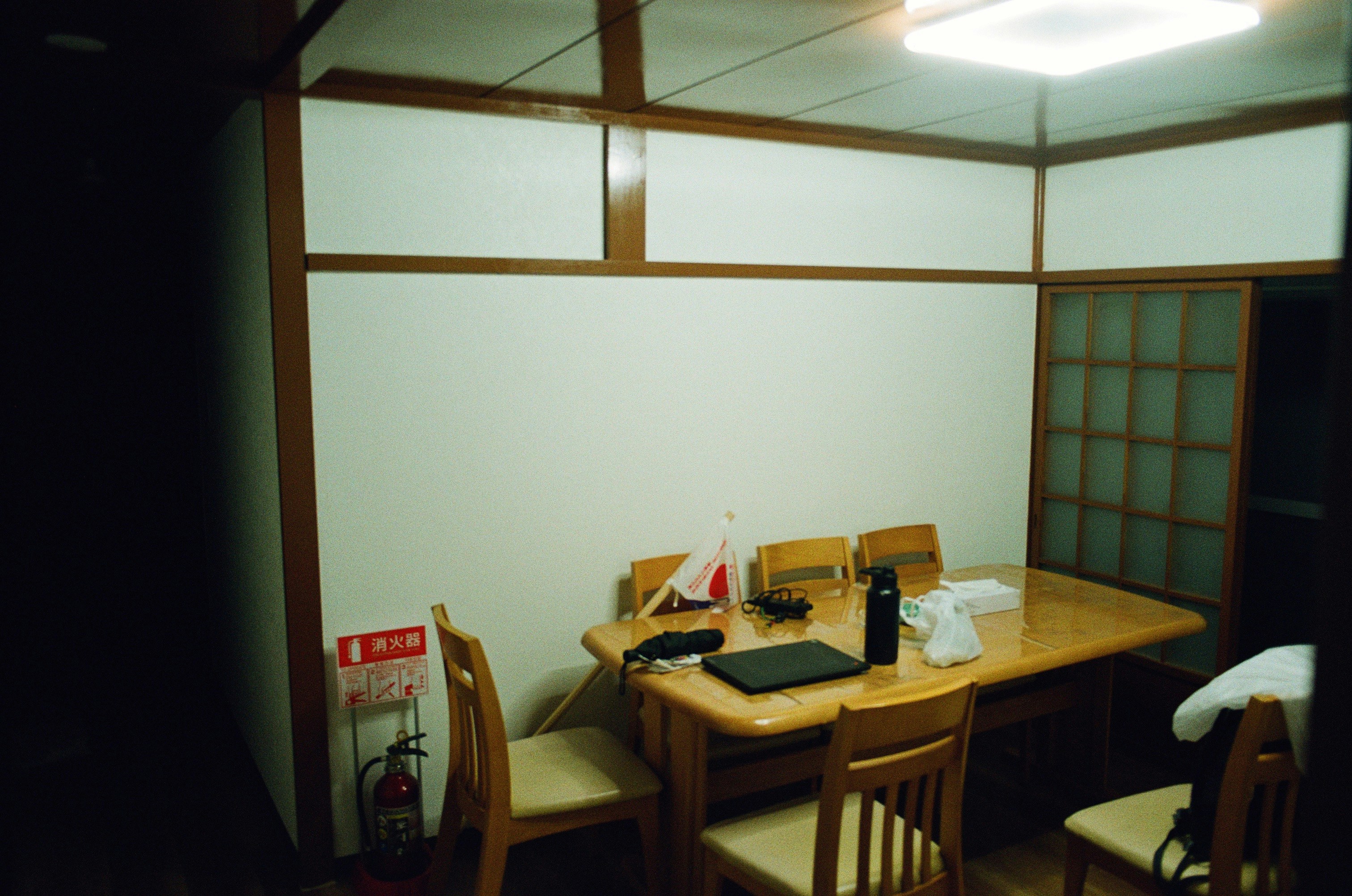 旅館の食事処のテーブルセッティング