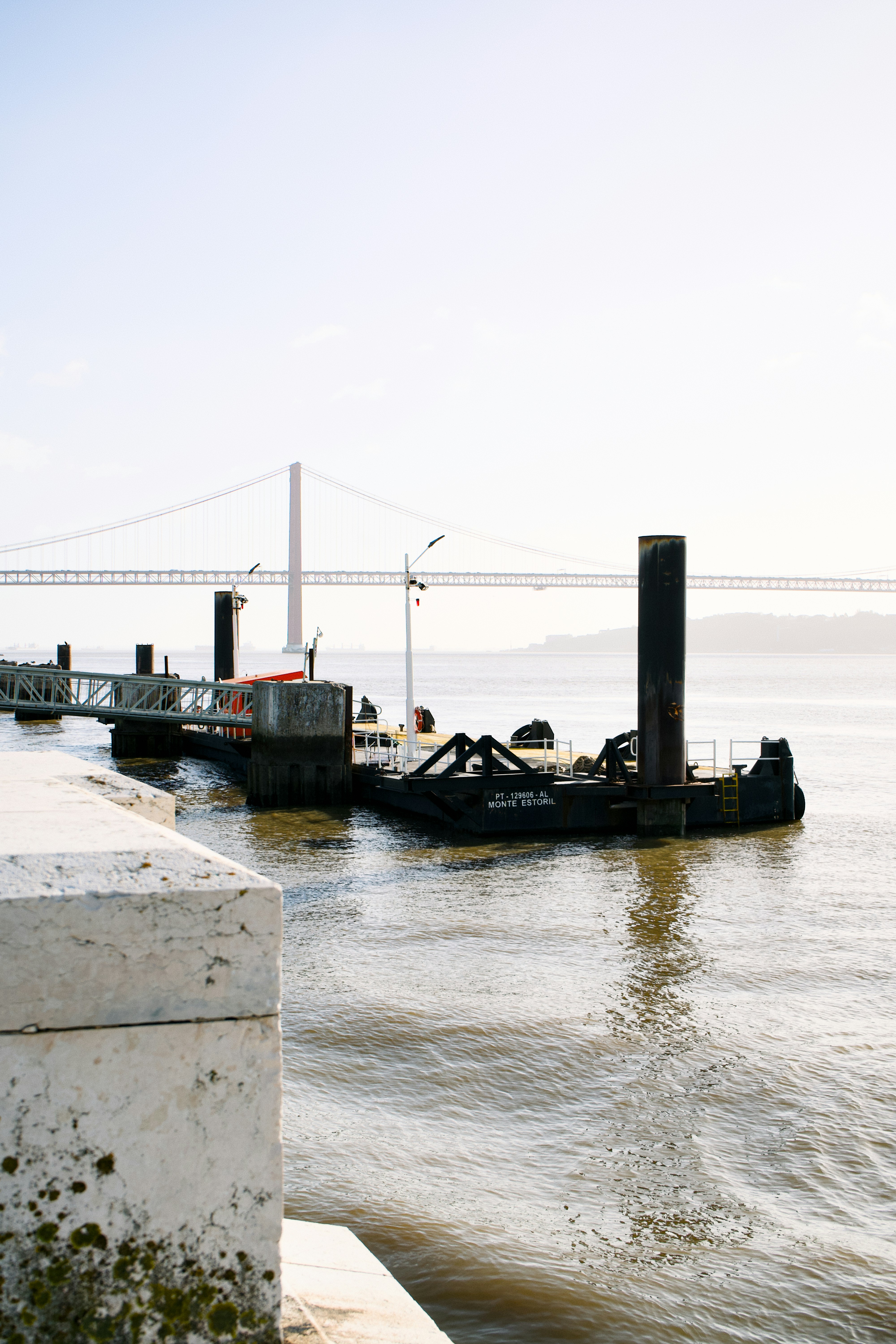Un quai flottant avec un pont en arrière-plan.