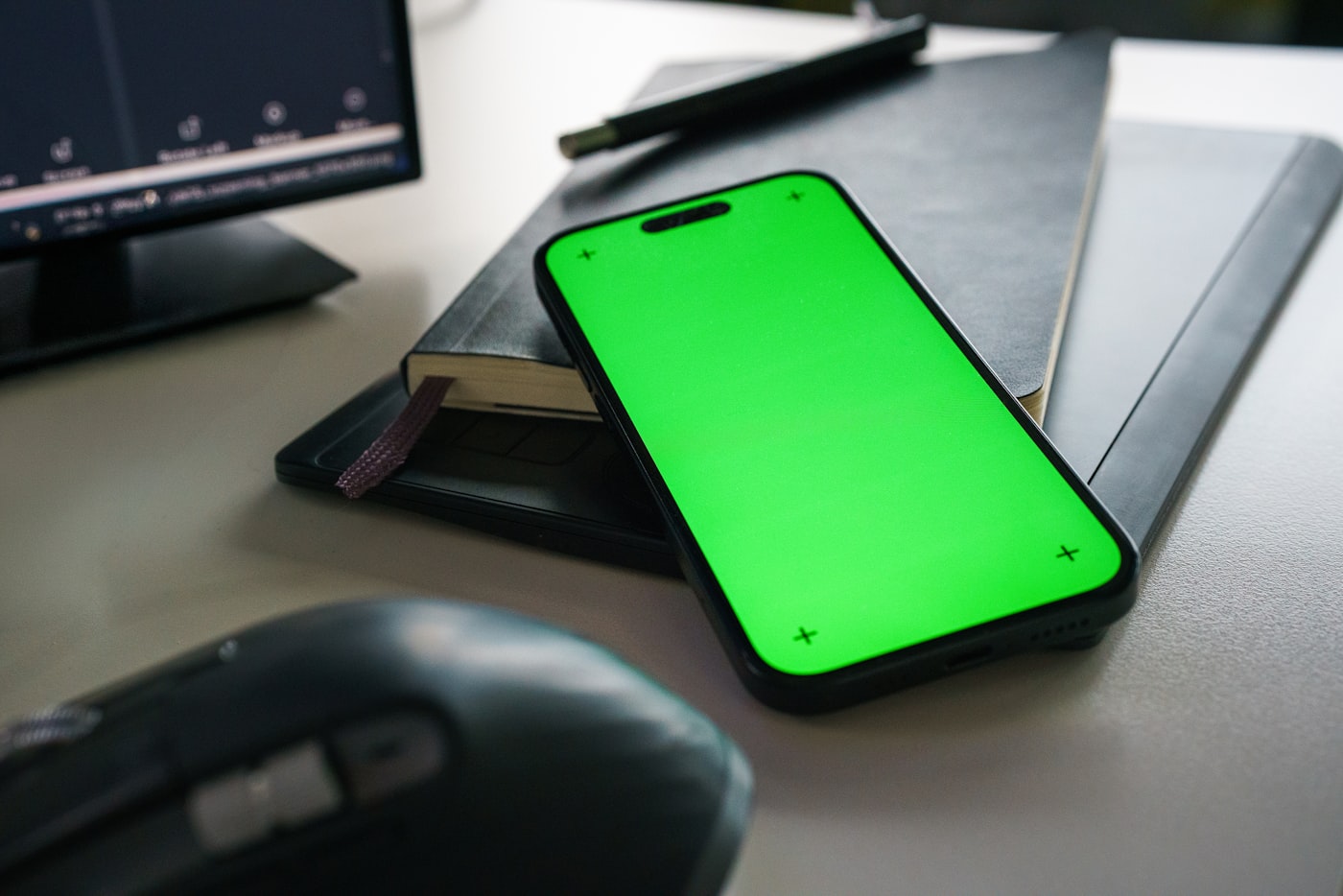 Smartphone posé sur un bureau avec carnet