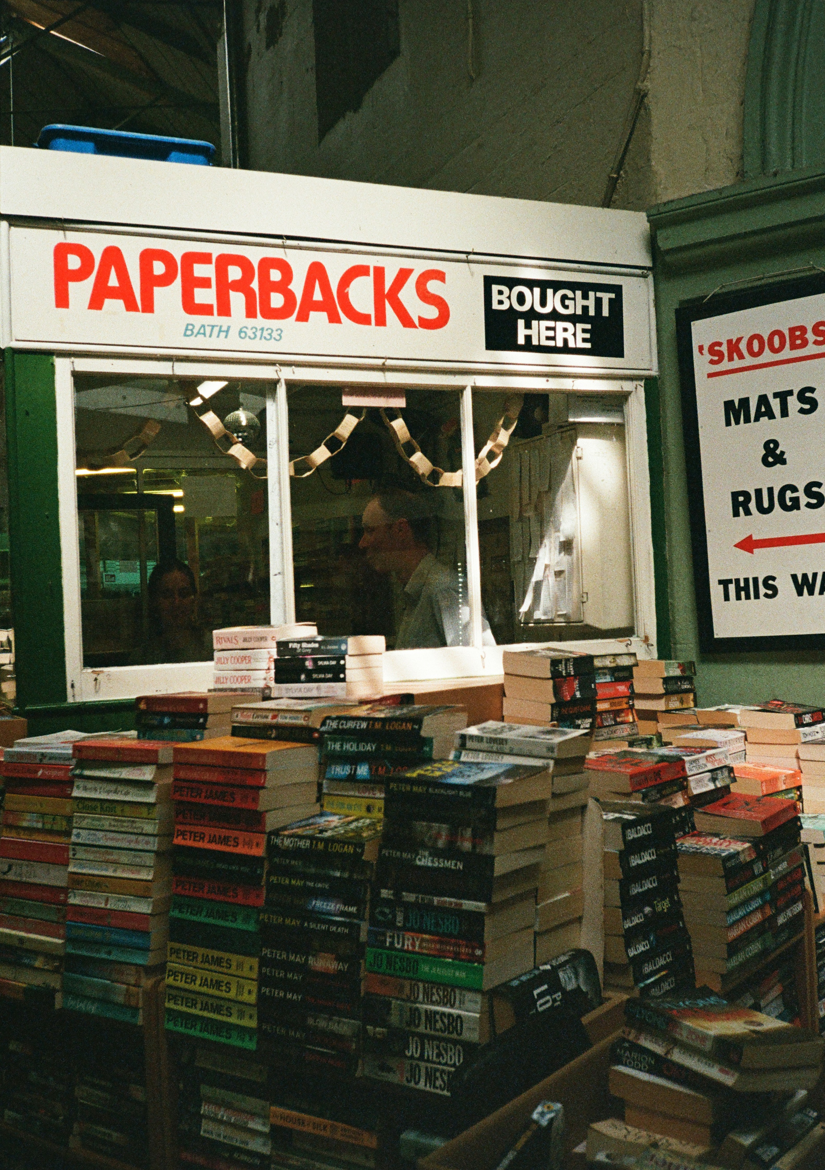 Pile di libri fuori da un negozio di tascabili