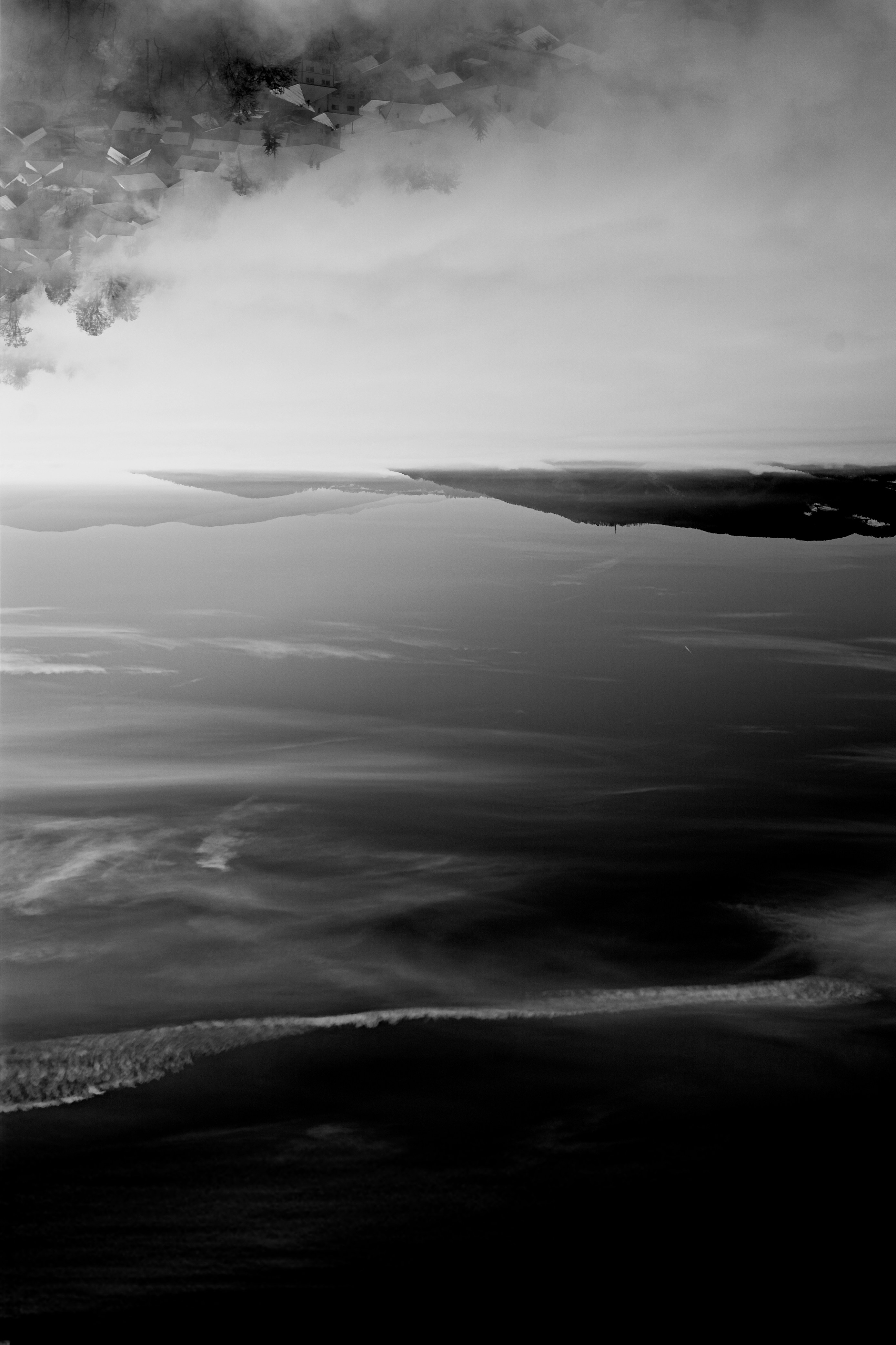 Cielo dramático con nubes reflejadas en el agua