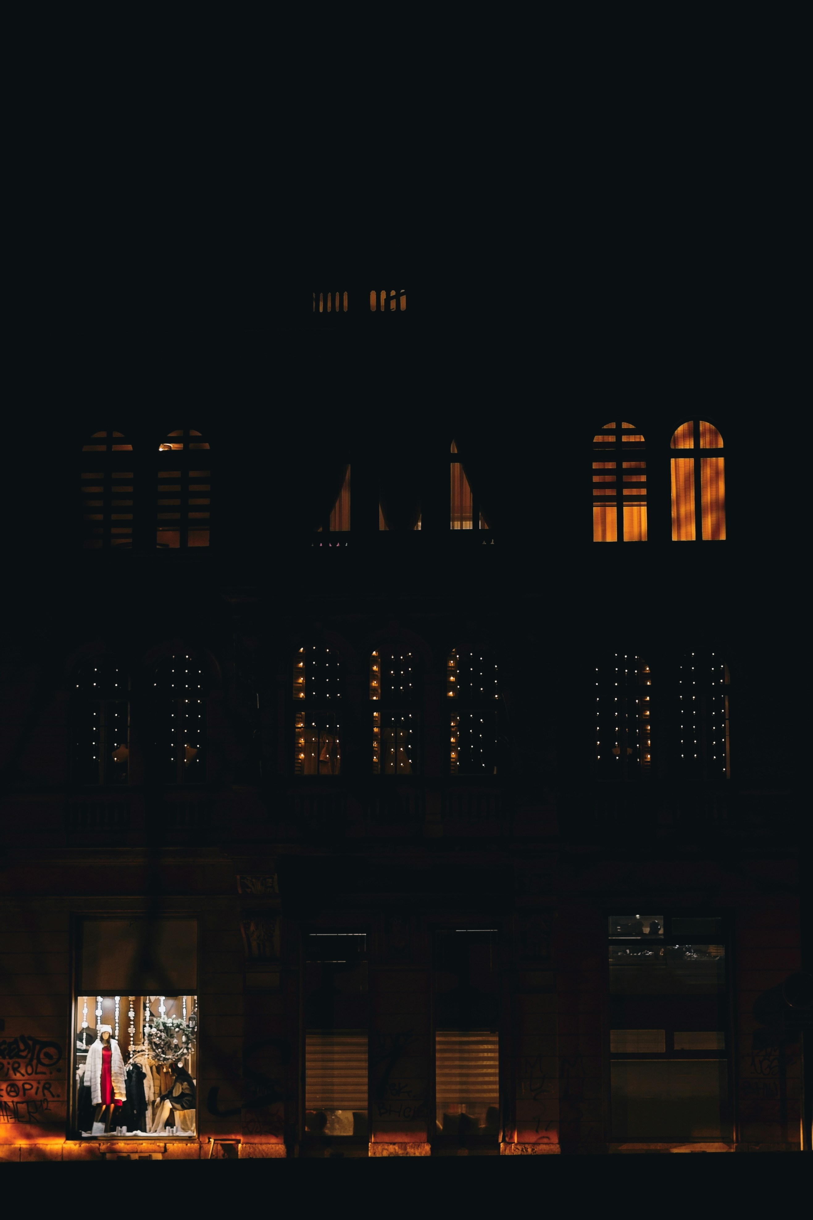 Edificio con ventanas iluminadas por la noche