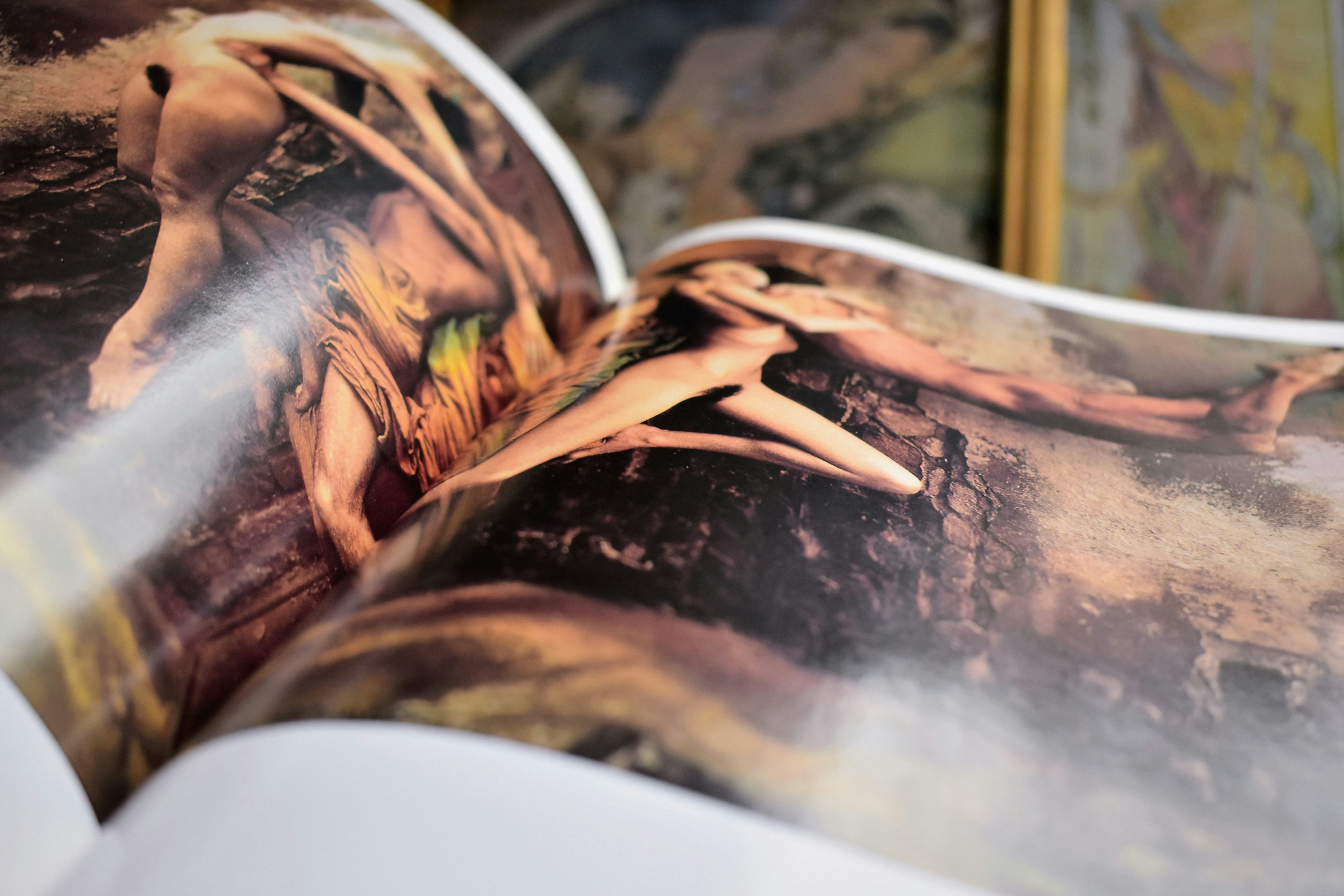 Œuvres abstraites sur une page à livre ouvert