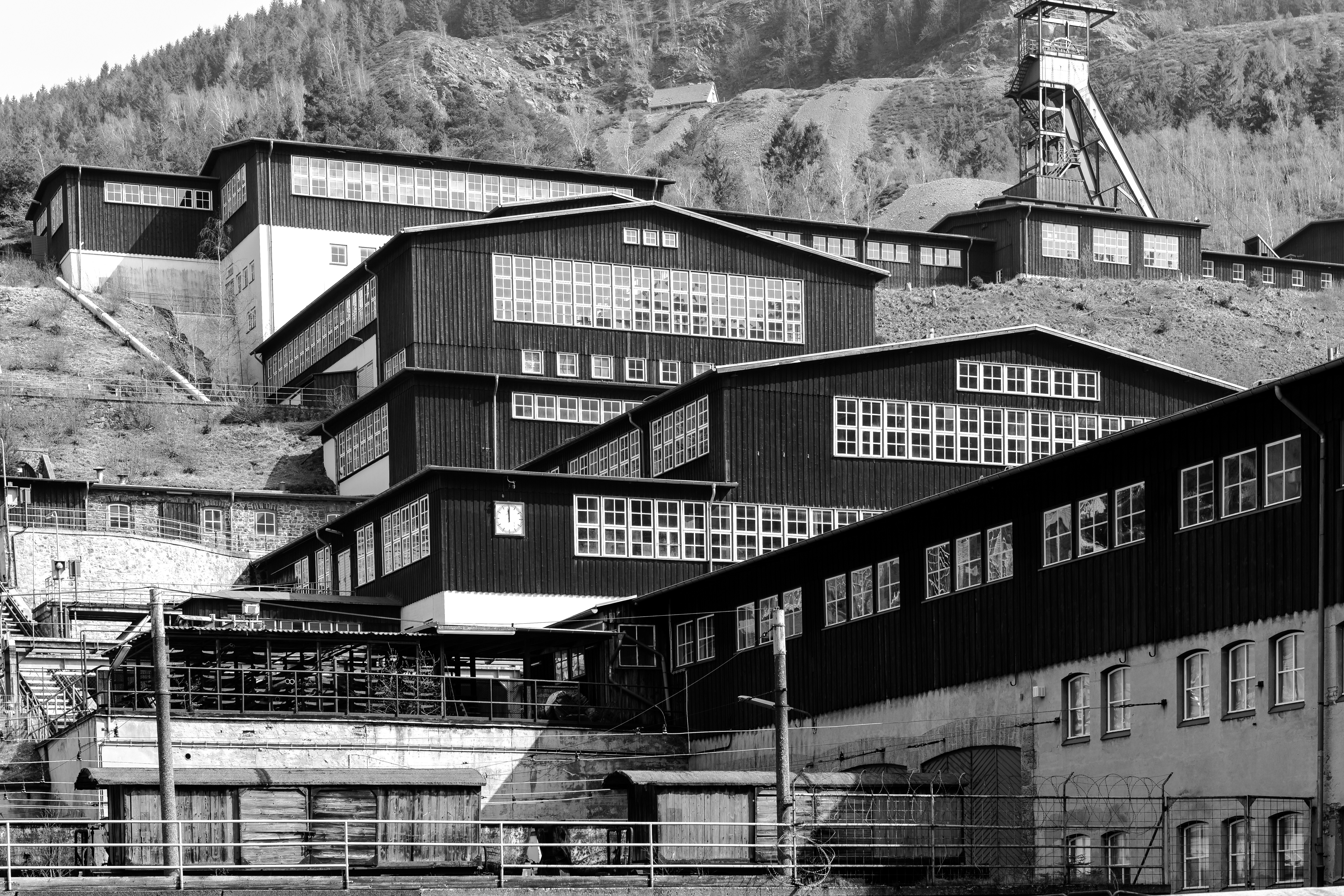 Industriegebäude an einem Hang mit einem Bergwerksturm.