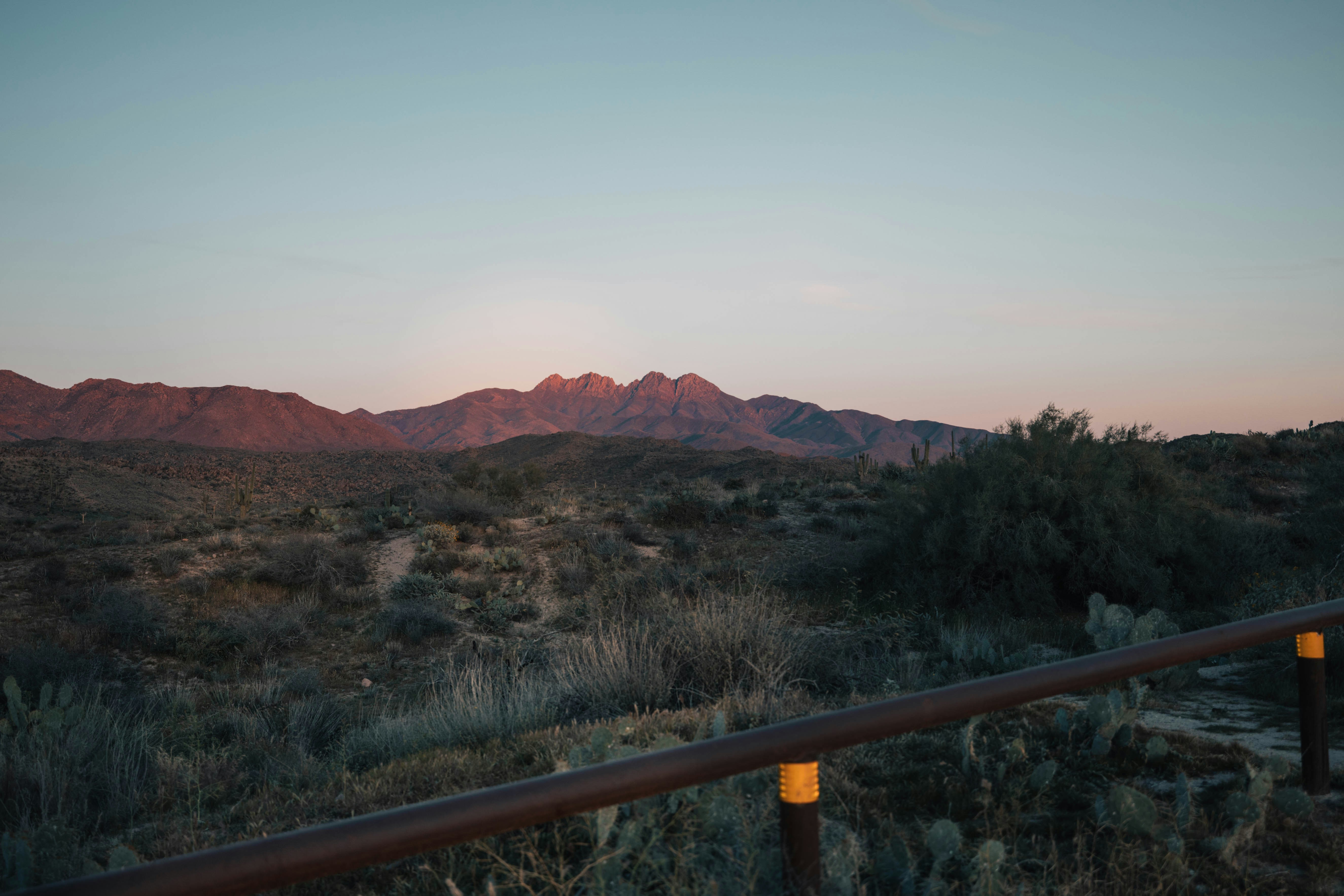 Wüstenberge bei Einbruch der Dämmerung mit klarem Himmel