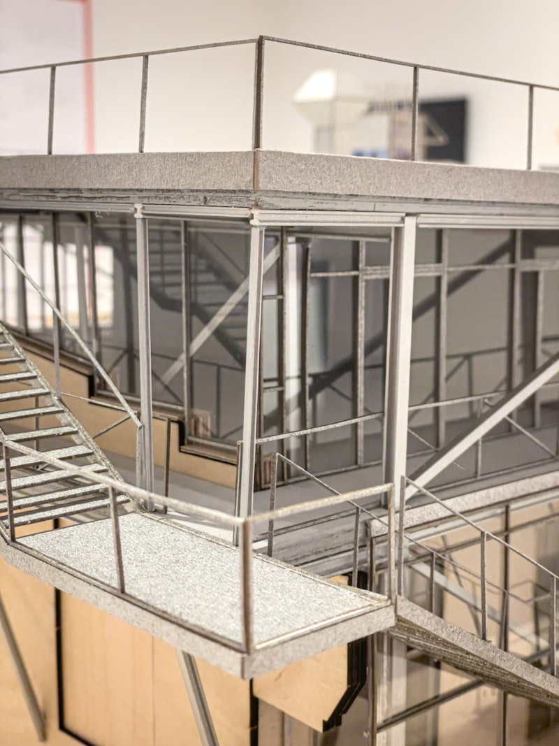 Maqueta arquitectónica con escaleras y vidrio