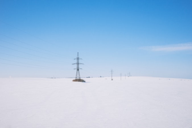 住宅の屋根に設置された太陽光パネル