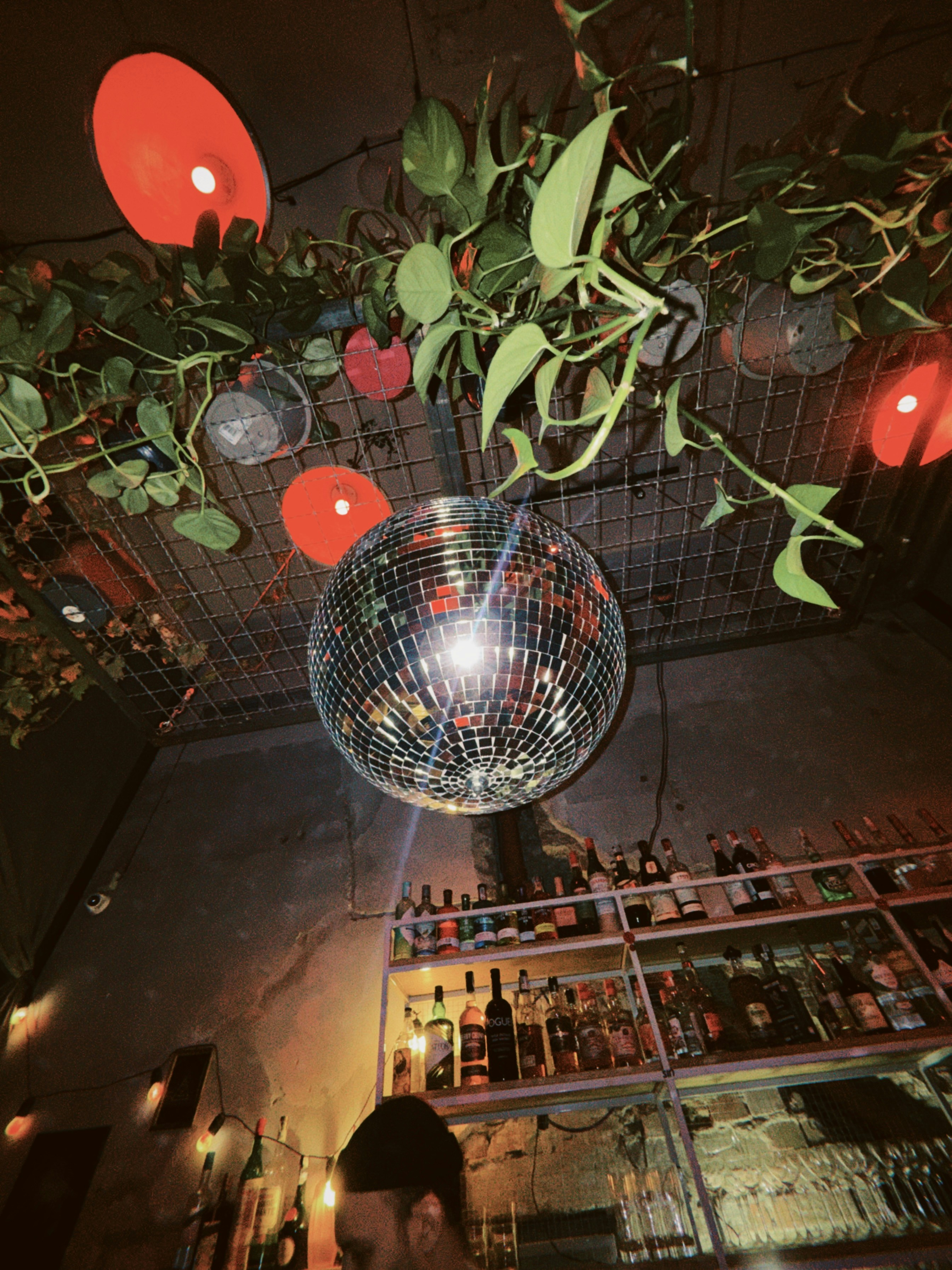 Die Discokugel hängt über einer Bar mit Flaschen