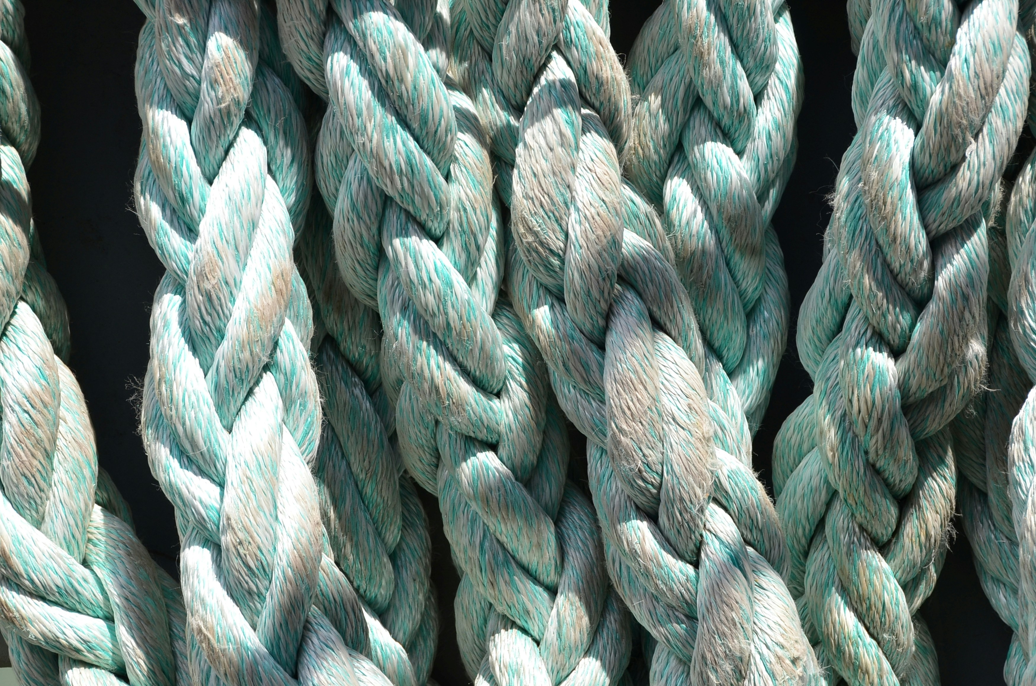Corde spesse intrecciate con una consistenza consumata dal tempo