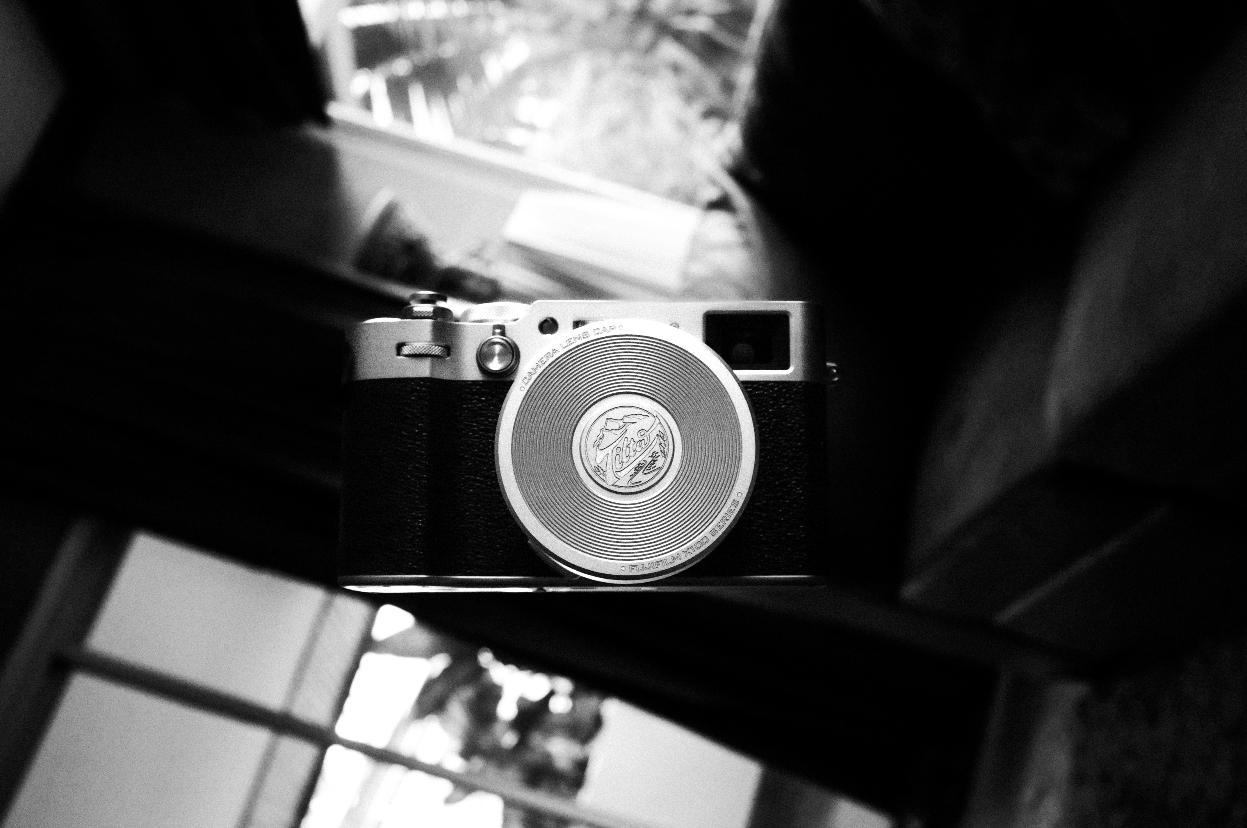 Una macchina fotografica vintage è appoggiata su uno scaffale.