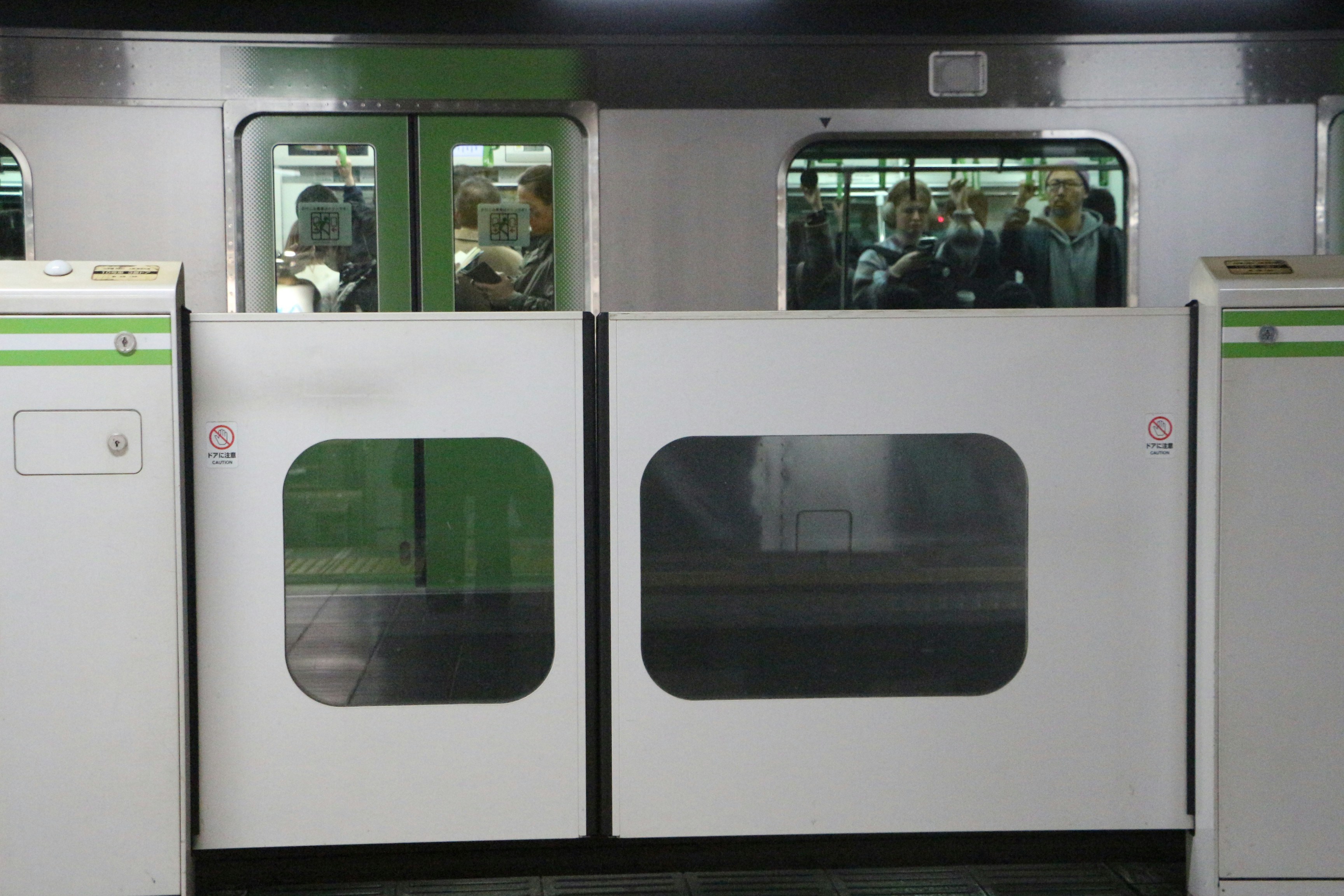 日本の都市の街並みと日常生活の様子