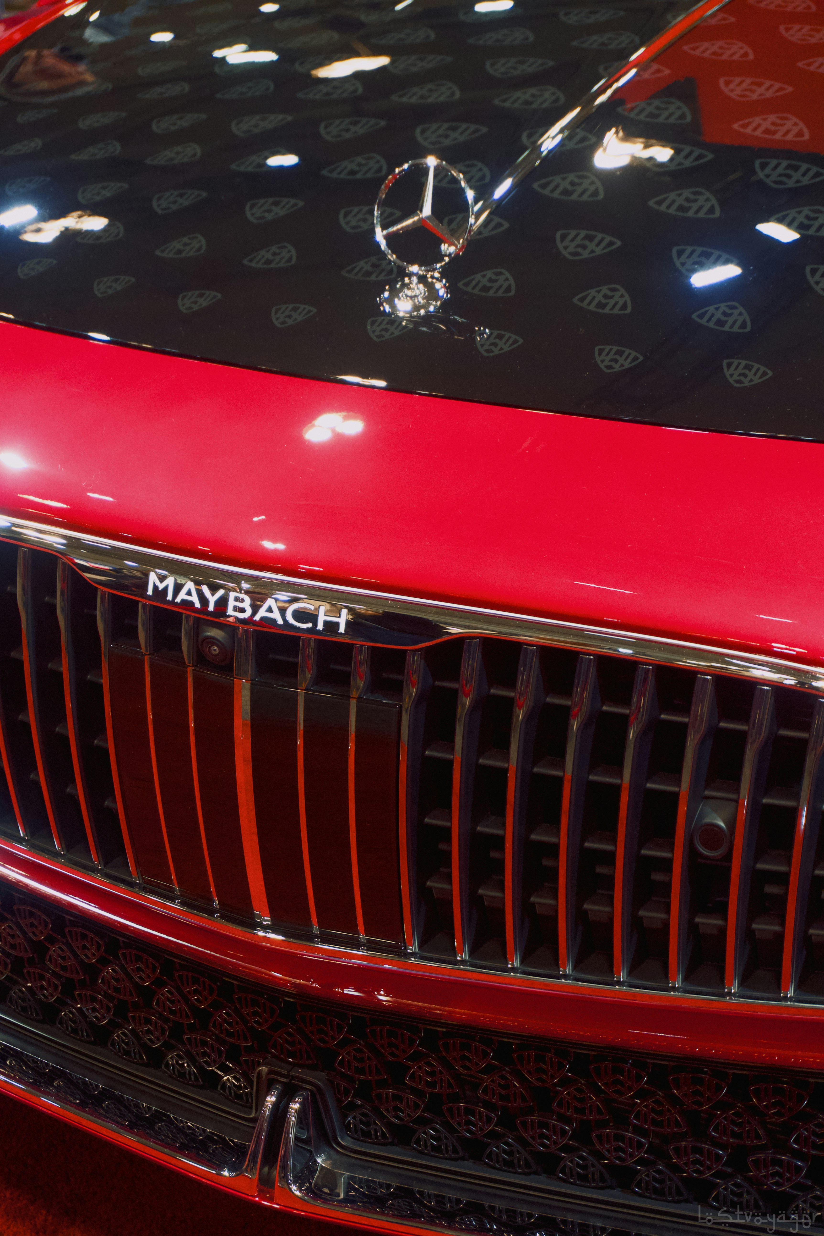 Parrilla roja de coche Maybach con detalles cromados