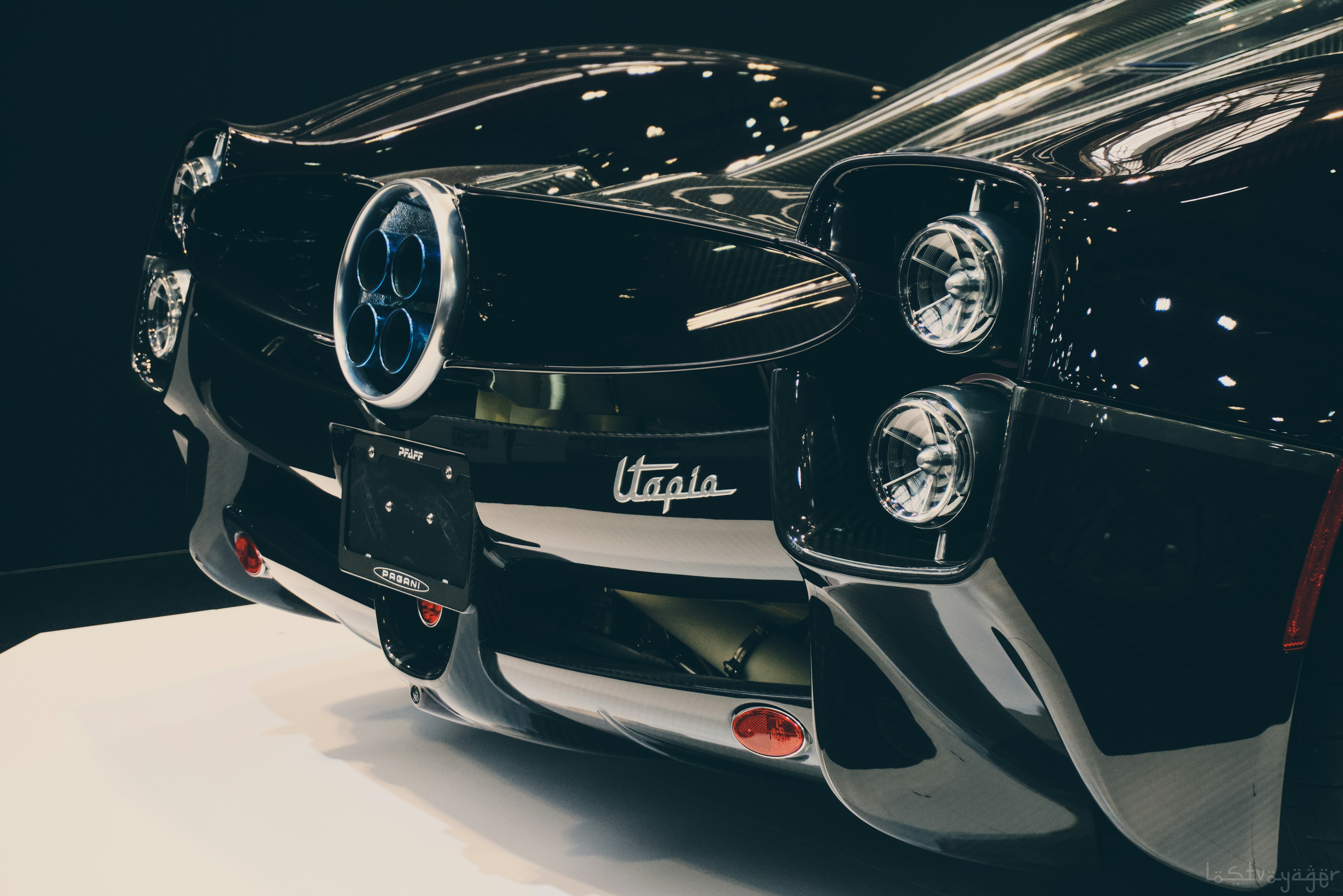 Vista trasera en primer plano de un deportivo de lujo negro.