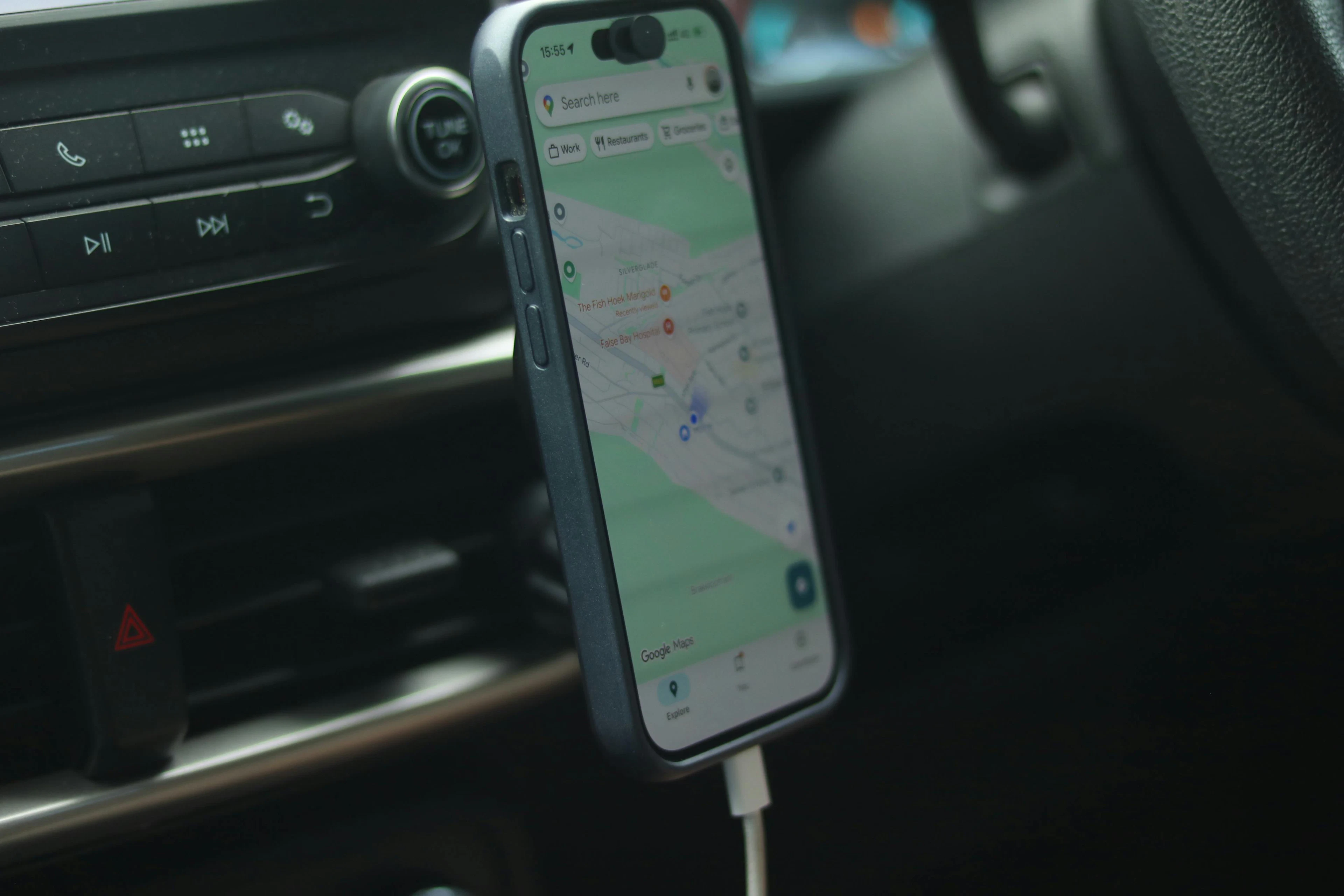 Smartphone met navigatie-app in een houder in de auto