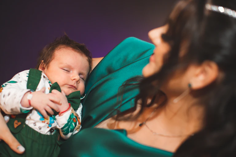 Madre sosteniendo a su bebé dormido