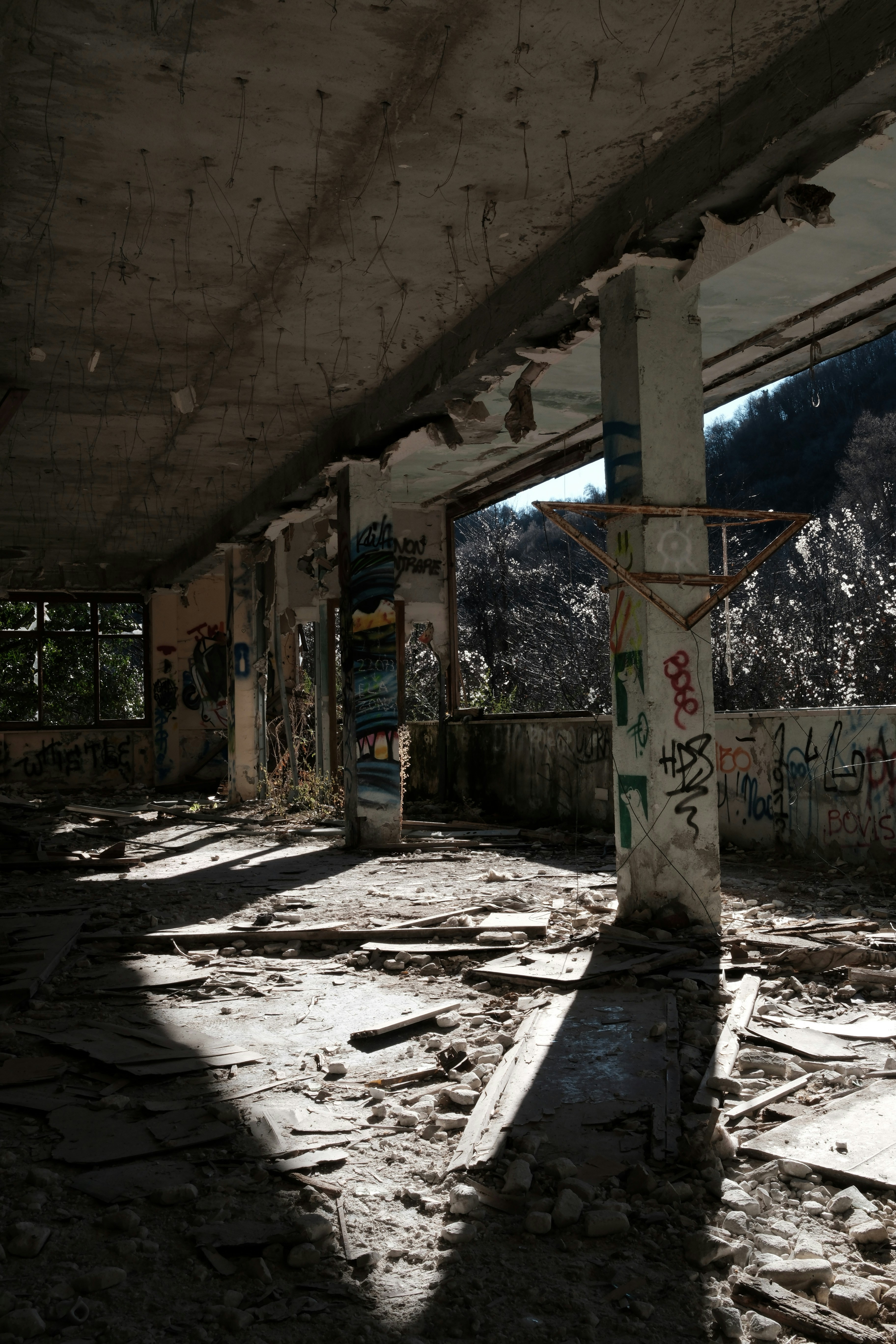 Intérieur couvert de graffitis d’un bâtiment abandonné