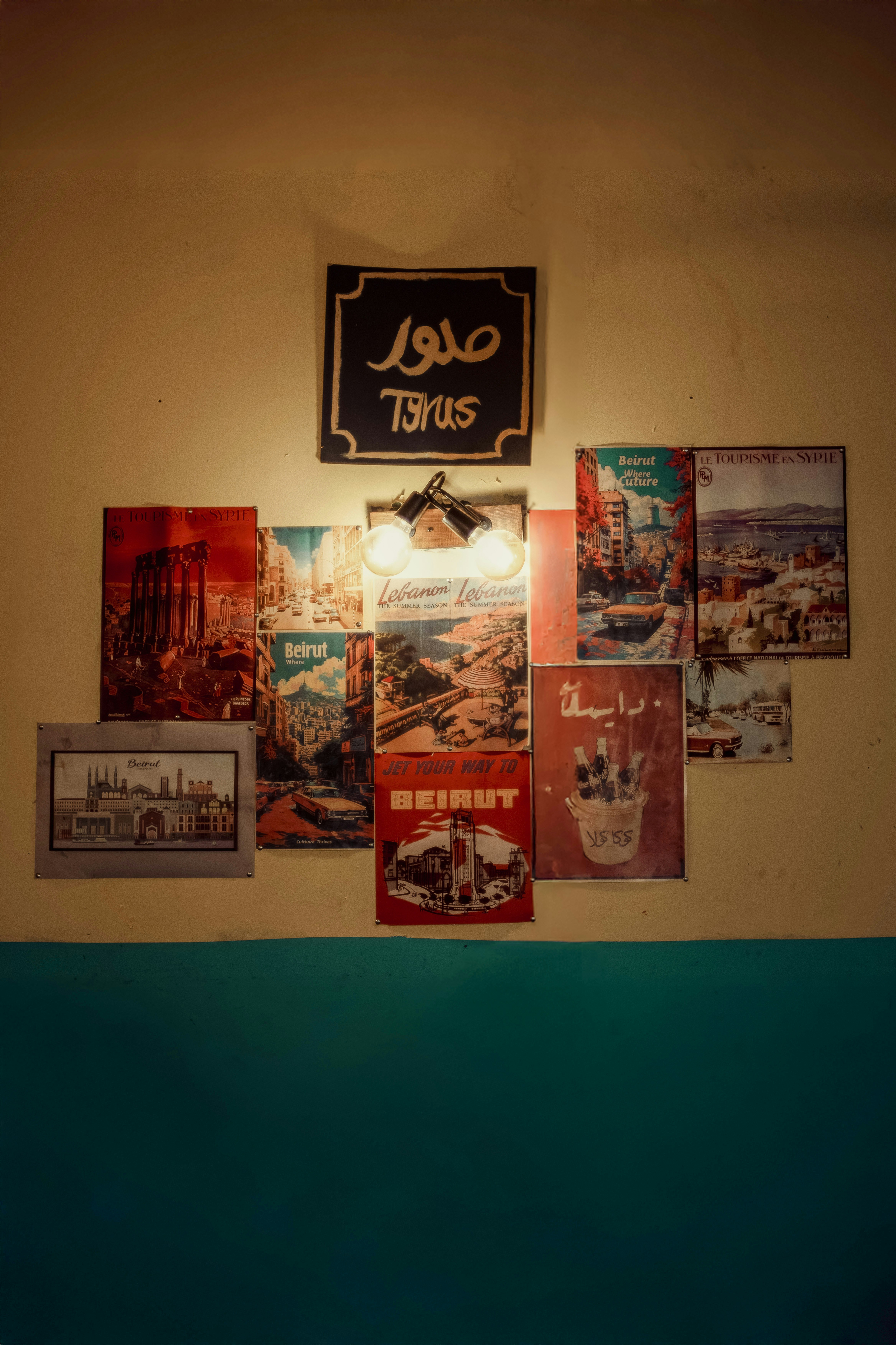 壁にはヴィンテージの旅行ポスターや看板が飾られています。
