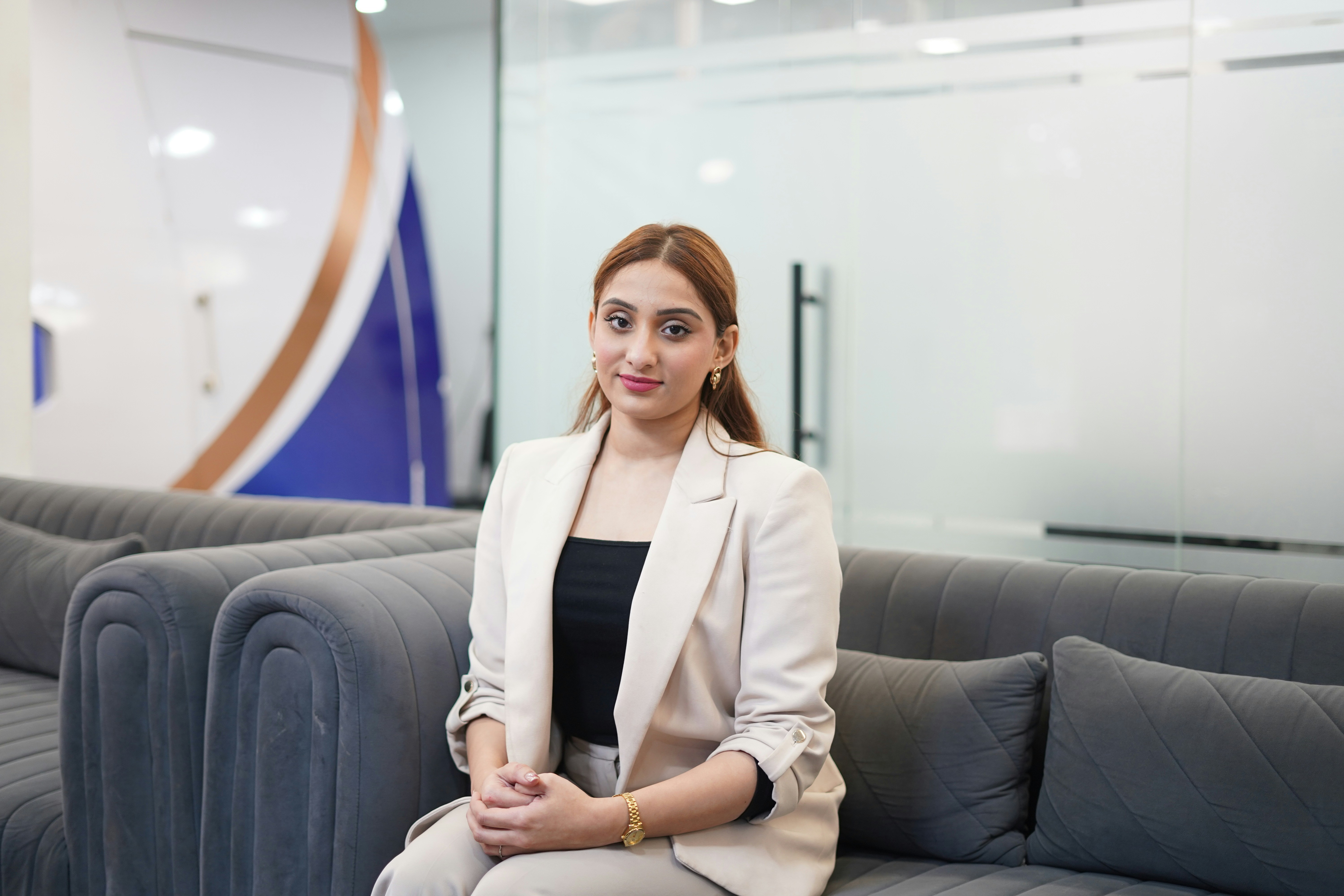 Doradca finansowy analizujący dane biznesowe przy biurku