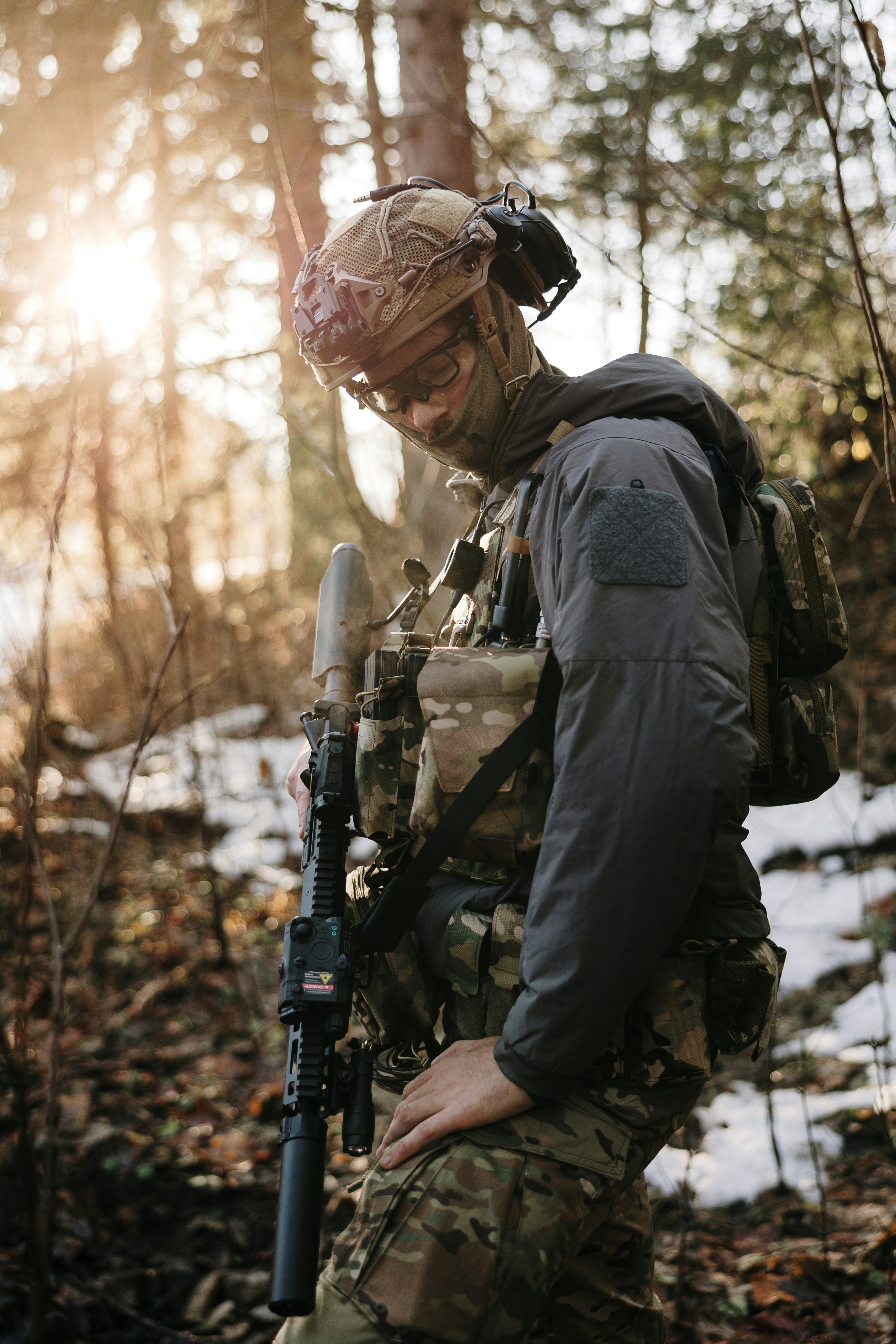 Soldat in Tarnkleidung mit Gewehr im Wald